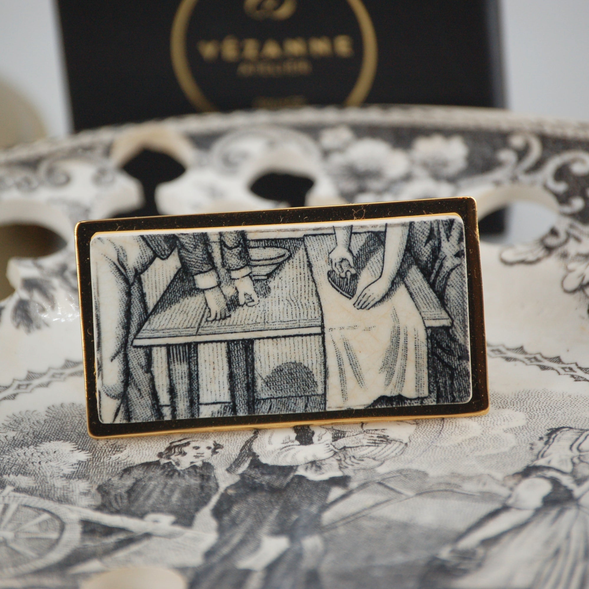 Broche "La déclaration", finition or