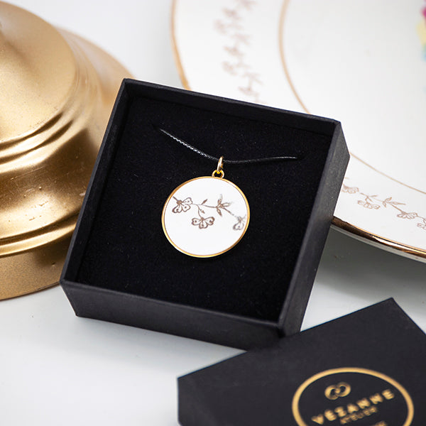 Pendentif "La fine branche de fleurs dorées", finition or
