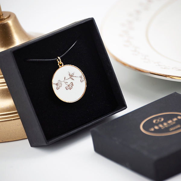 Pendentif "La fine branche de fleurs dorées", finition or
