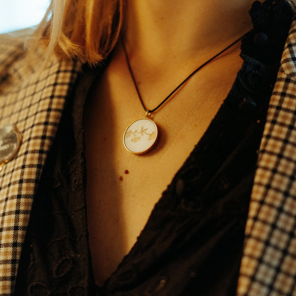 Pendentif "La fine branche de fleurs dorées", finition or