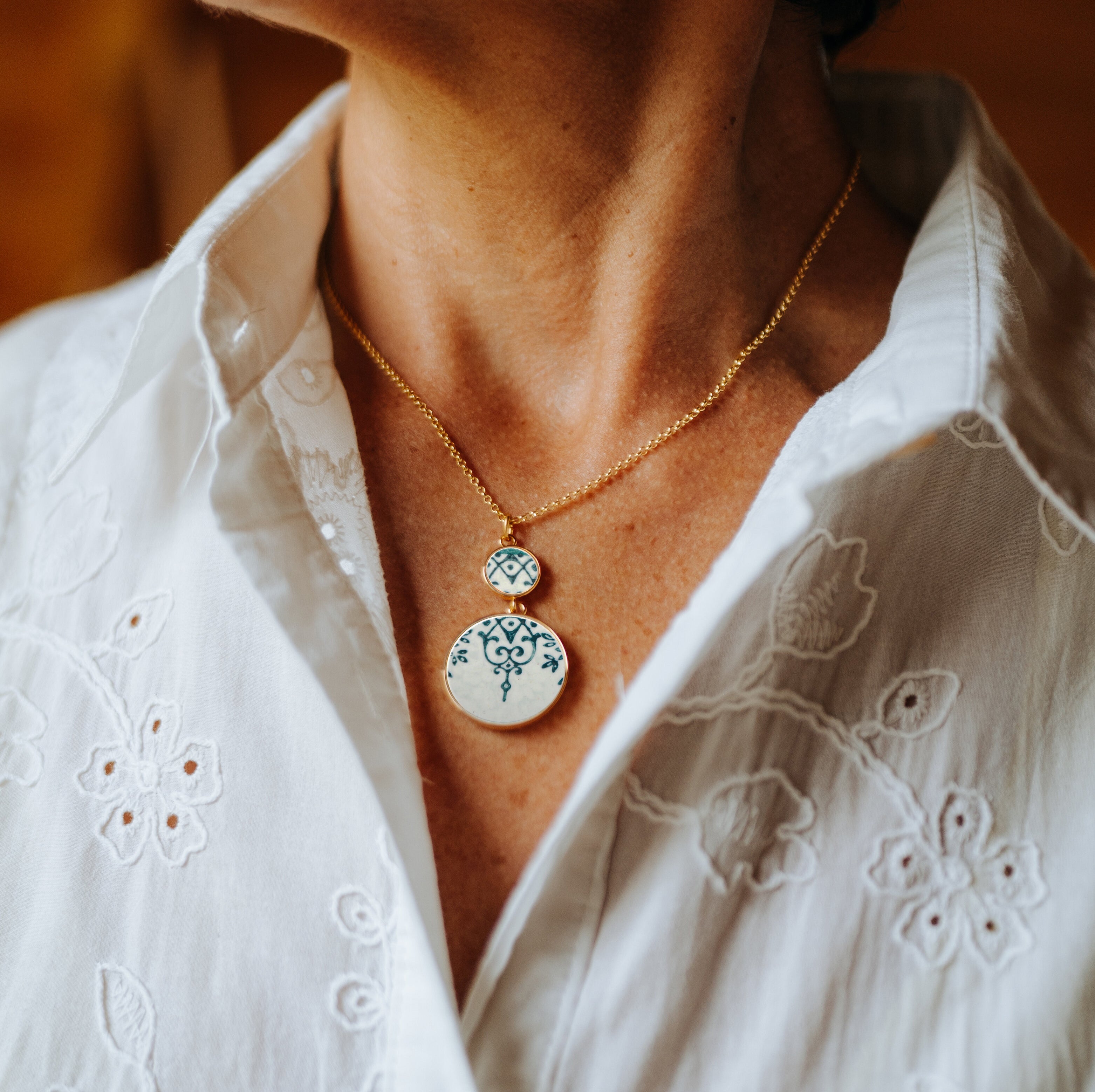 Pendentif "Fleurs et arabesques vertes", finition or