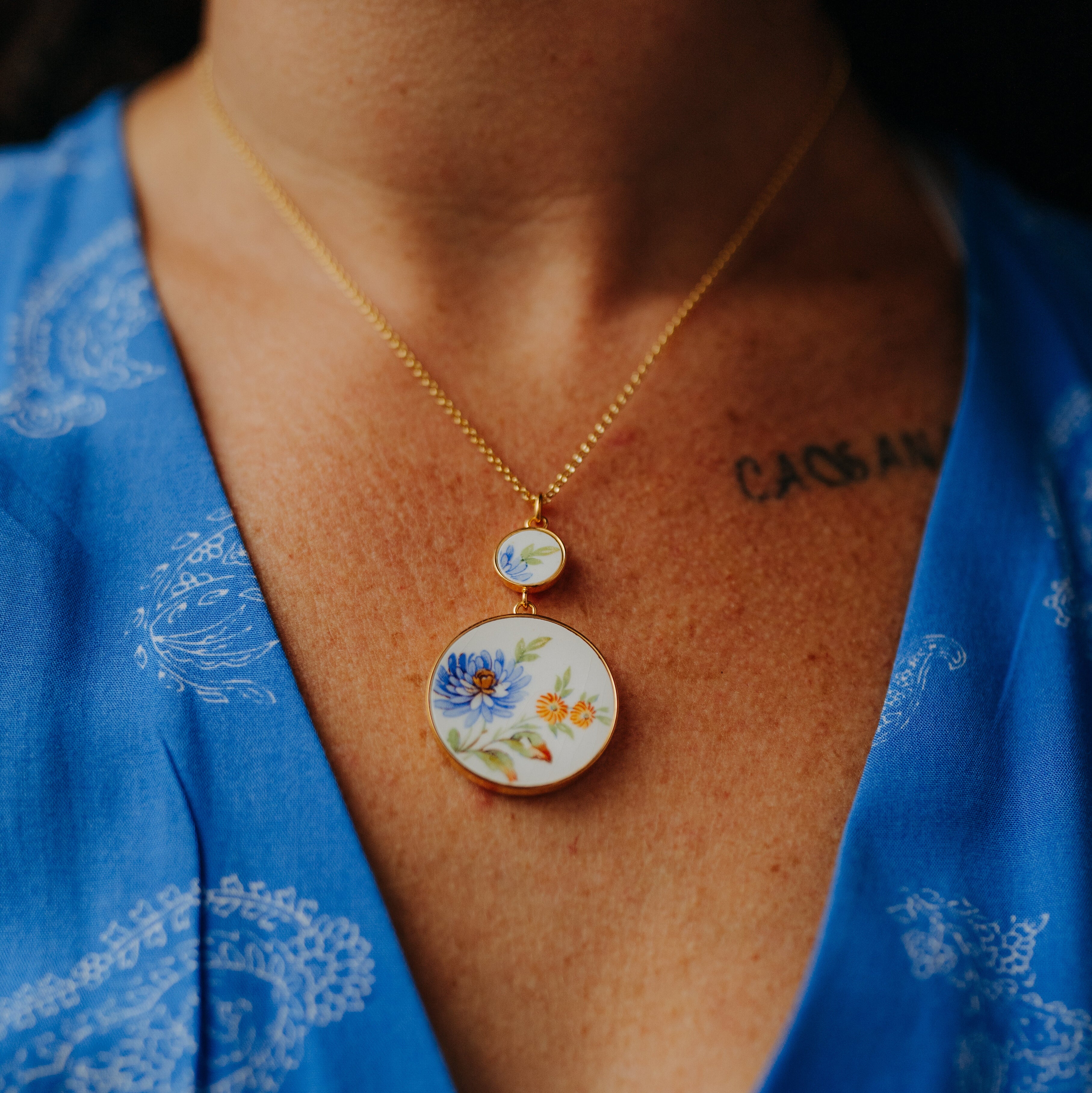 Pendentif "Aster et petites fleurs jaunes ", finition or