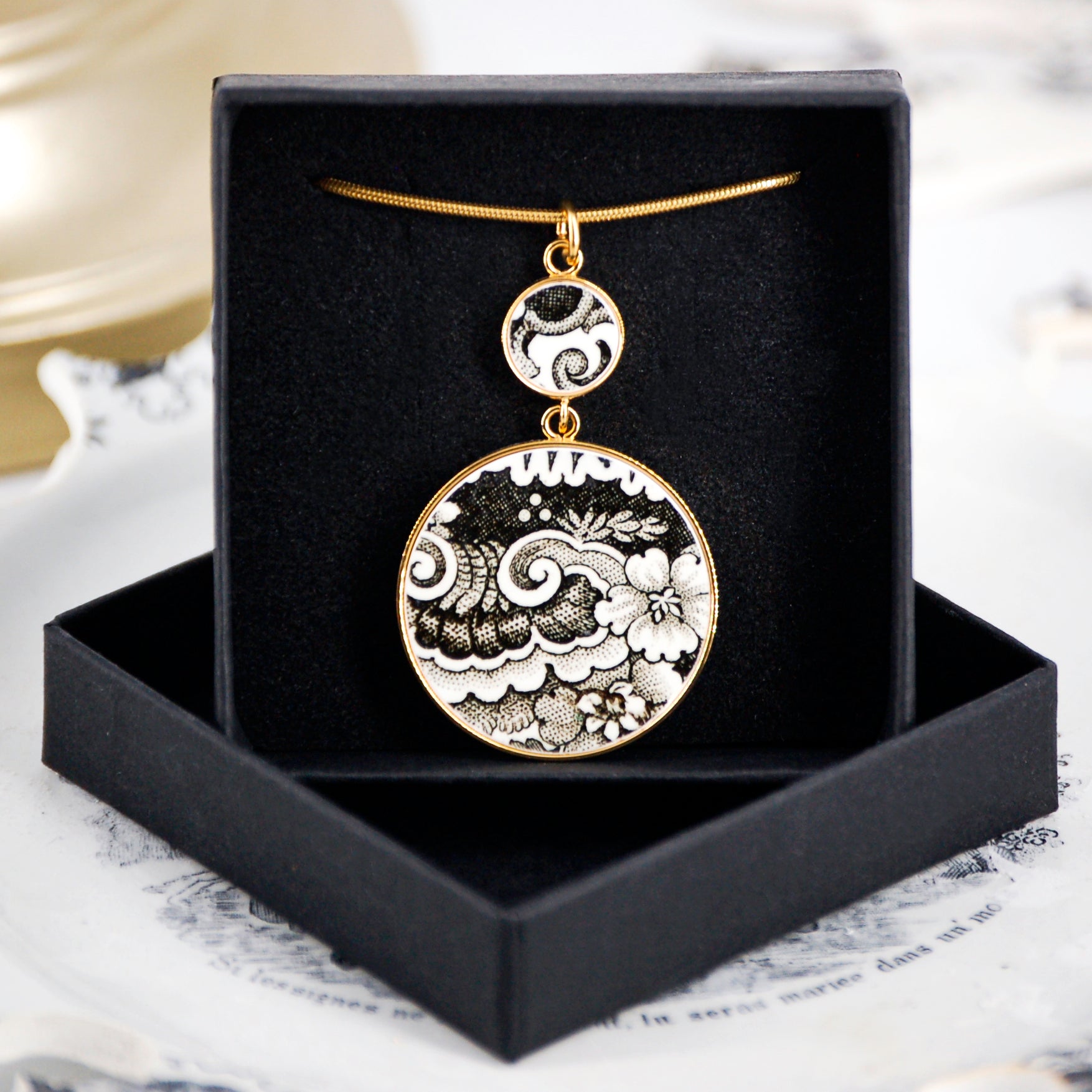 Pendentif "Composition rocaille", finition or