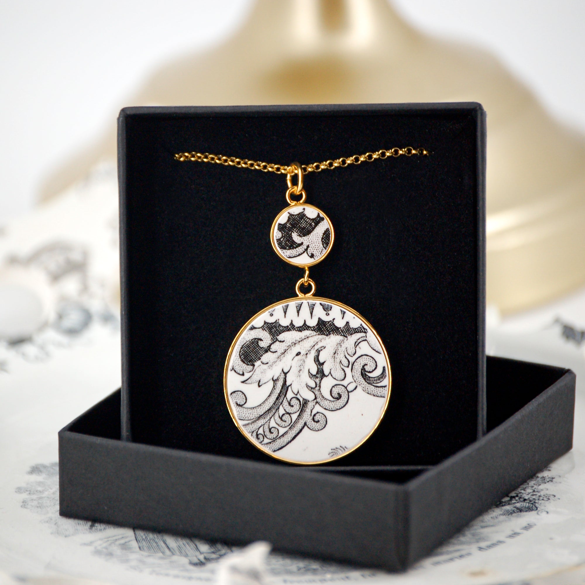 Pendentif "Feuilles et volutes", finition or