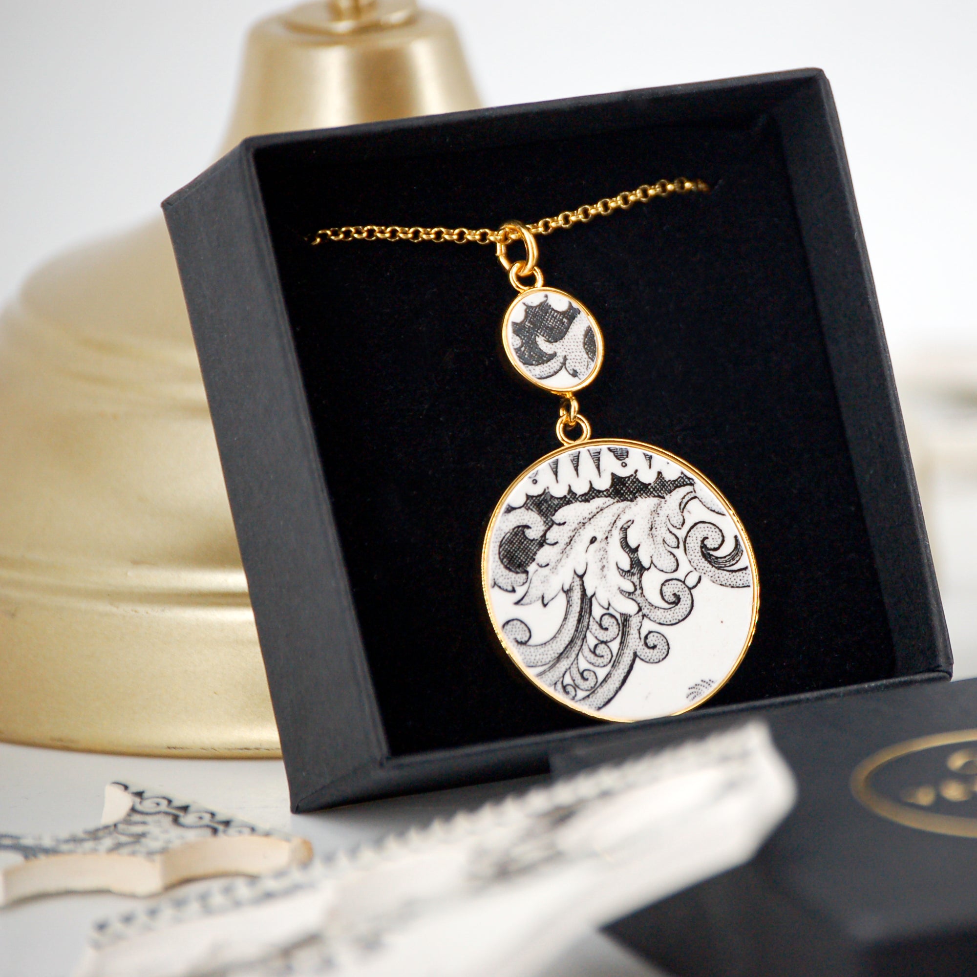 Pendentif "Feuilles et volutes", finition or