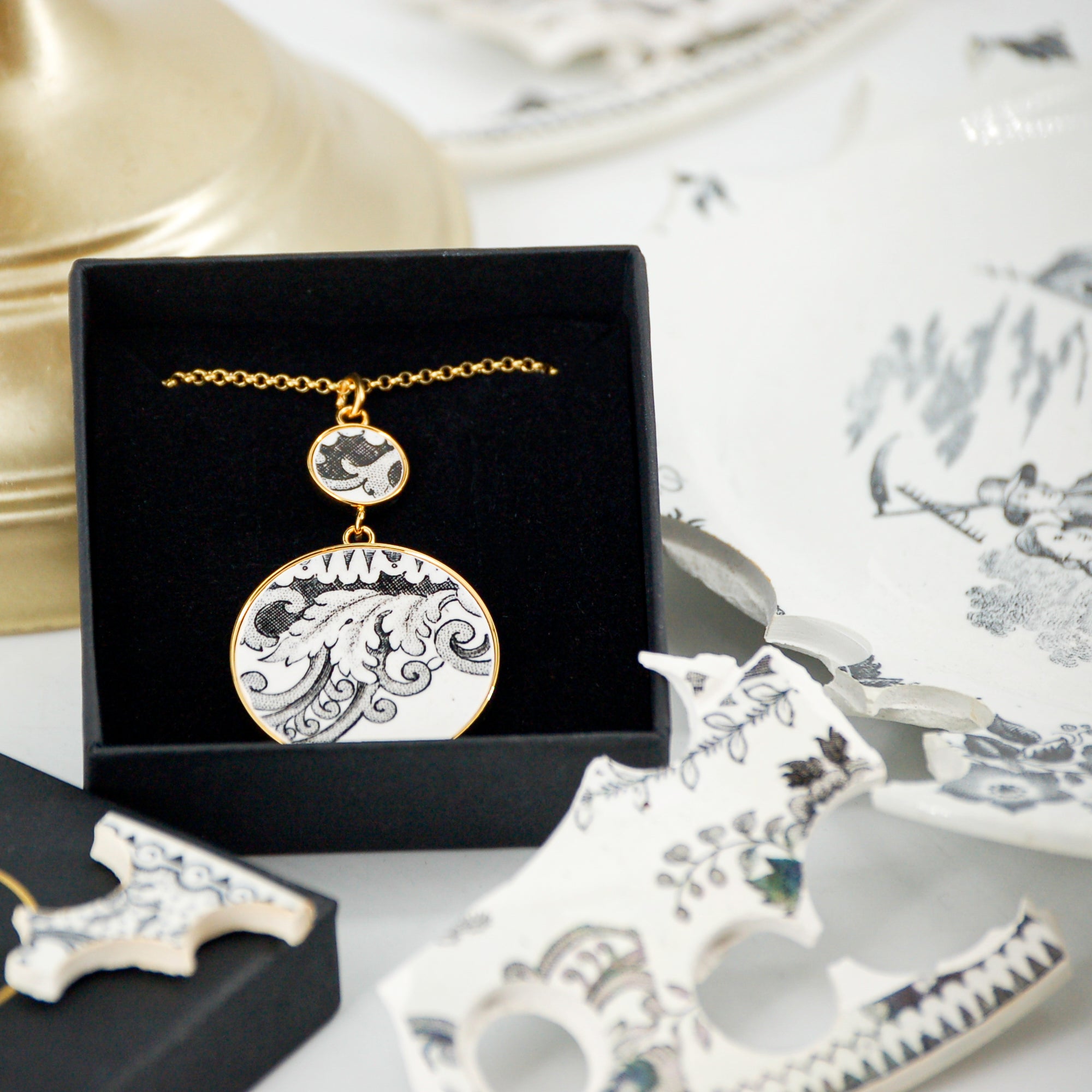 Pendentif "Feuilles et volutes", finition or