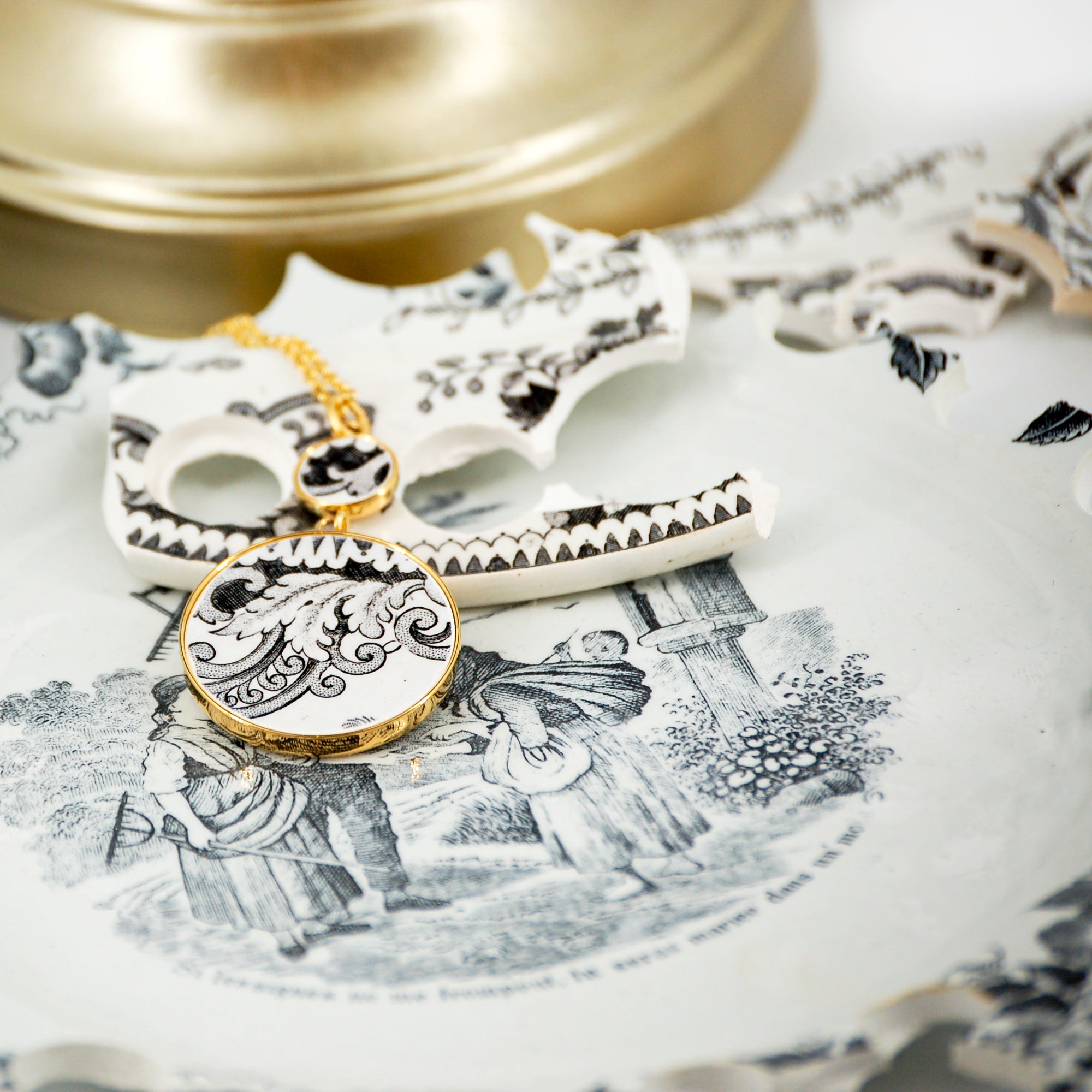 Pendentif "Feuilles et volutes", finition or