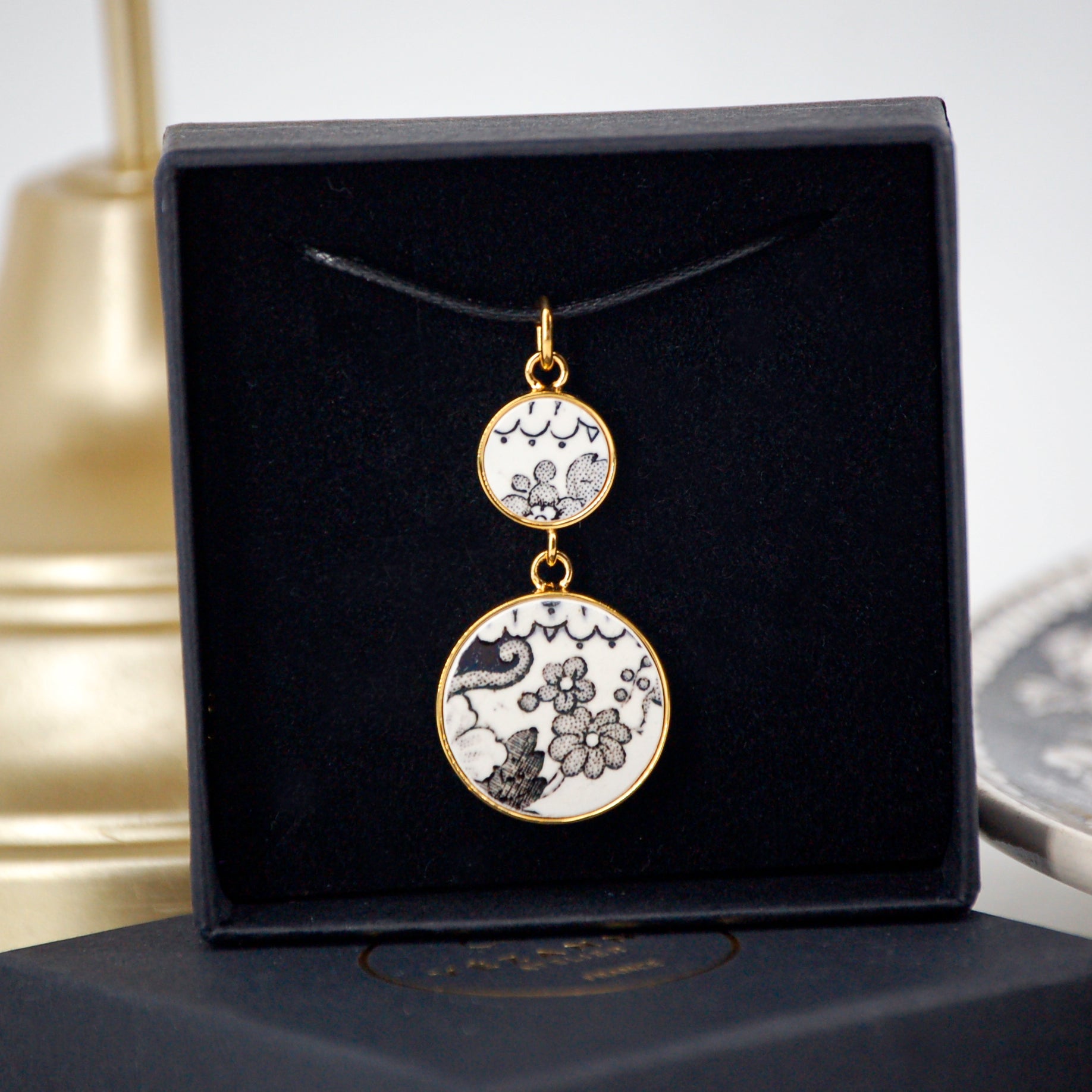 Pendentif "Fleurs et arabesques en noir et blanc", finition or