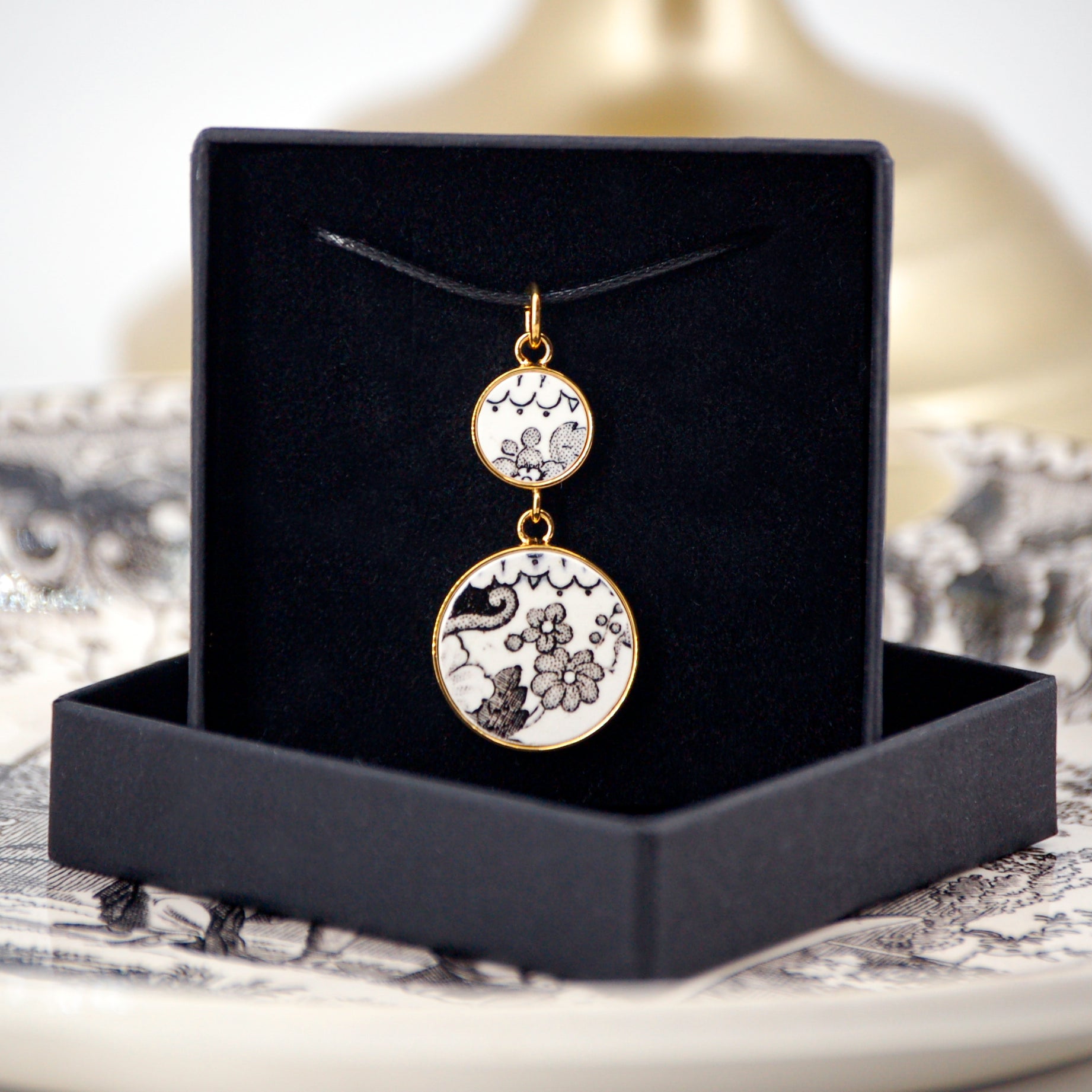 Pendentif "Fleurs et arabesques en noir et blanc", finition or