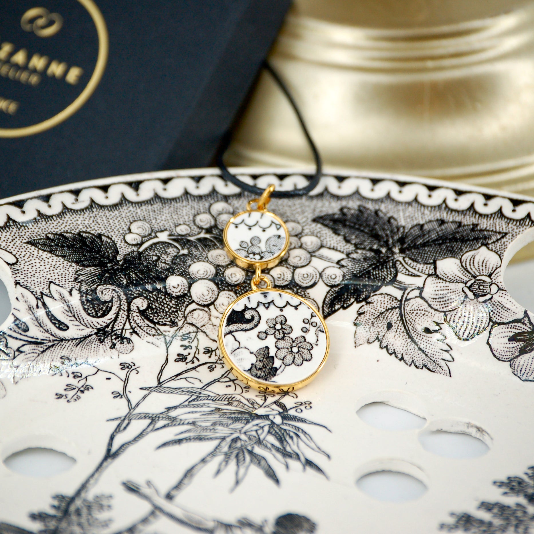 Pendentif "Fleurs et arabesques en noir et blanc", finition or