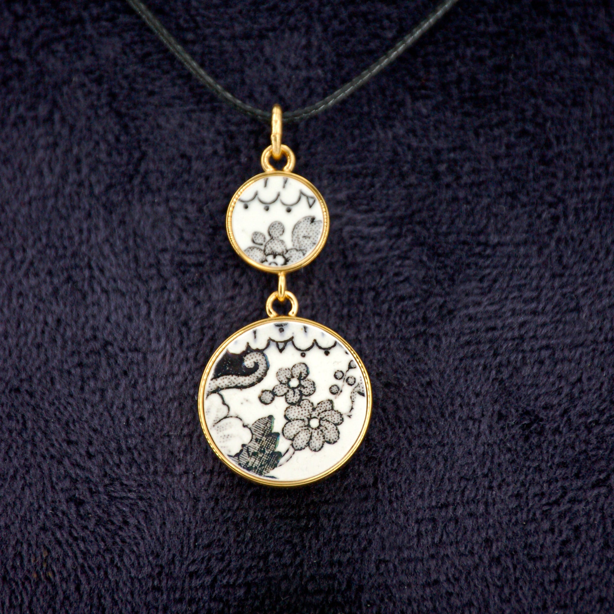 Pendentif "Fleurs et arabesques en noir et blanc", finition or