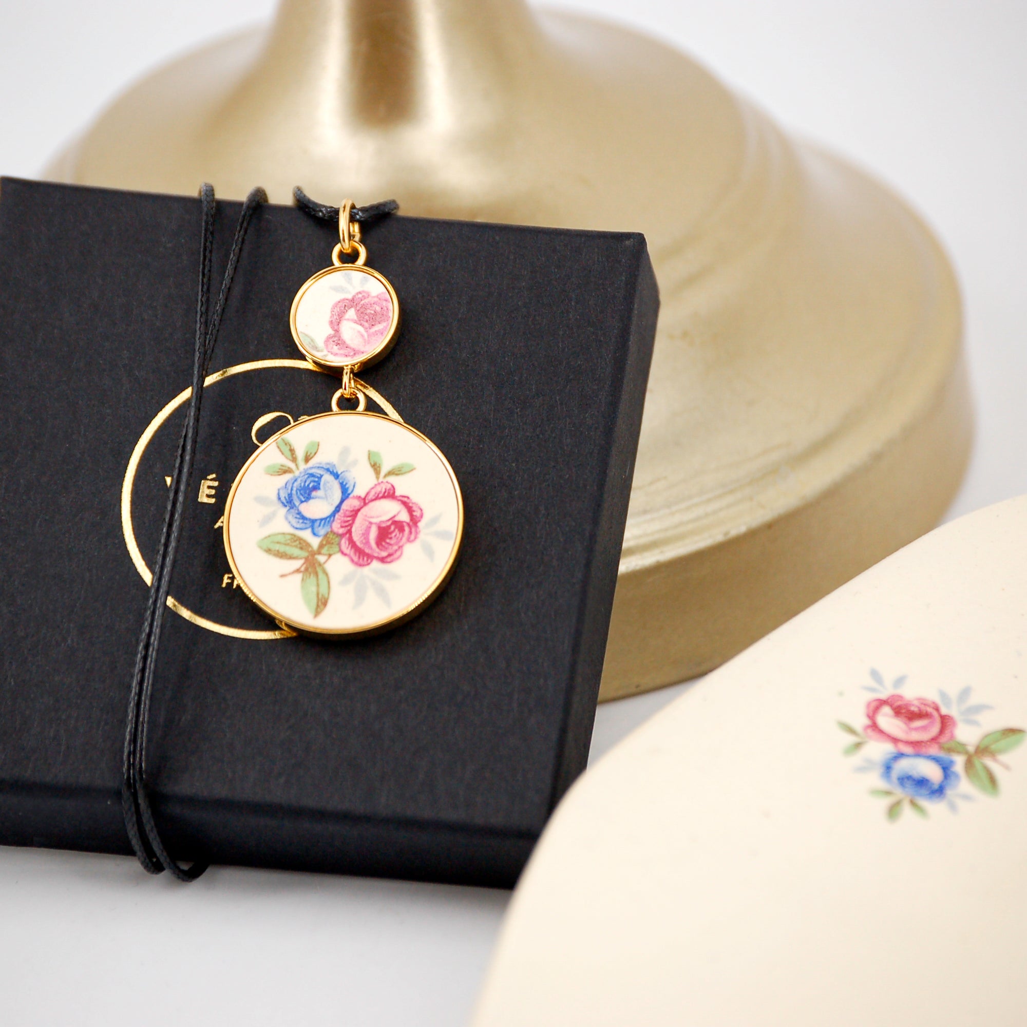 Pendentif "Bouquet de fleurs bleu et rose", finition or