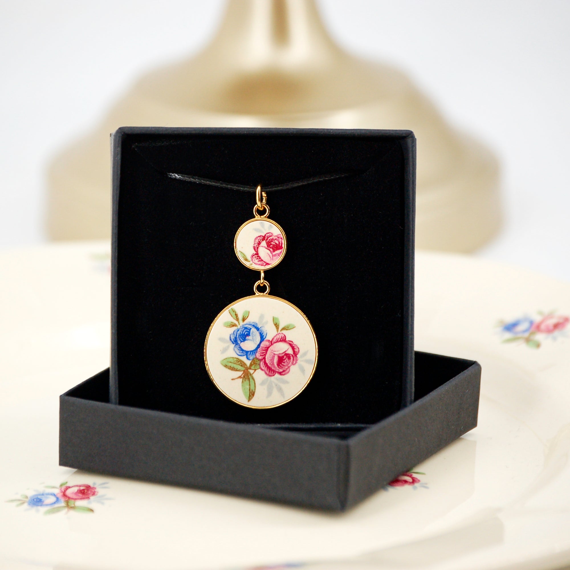 Pendentif "Bouquet de fleurs bleu et rose", finition or