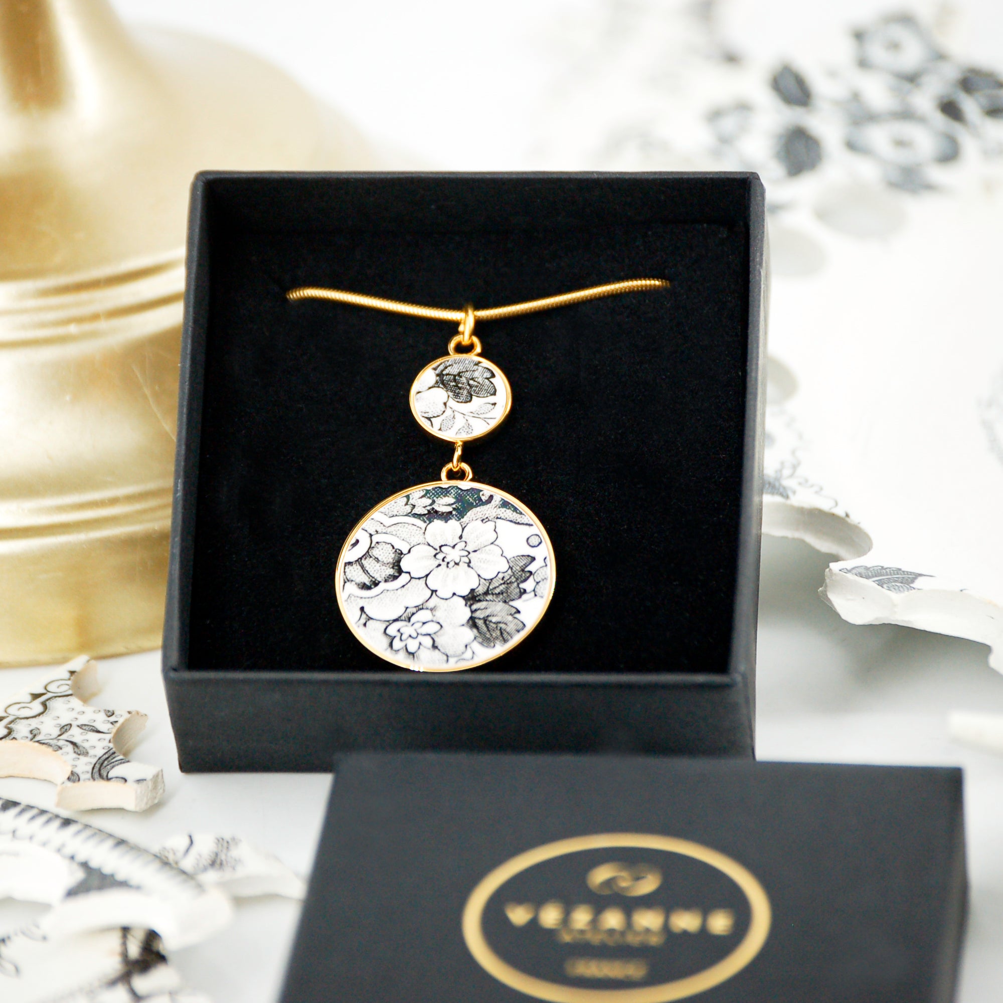 Pendentif "Bouquet floral en noir et blanc", finition or