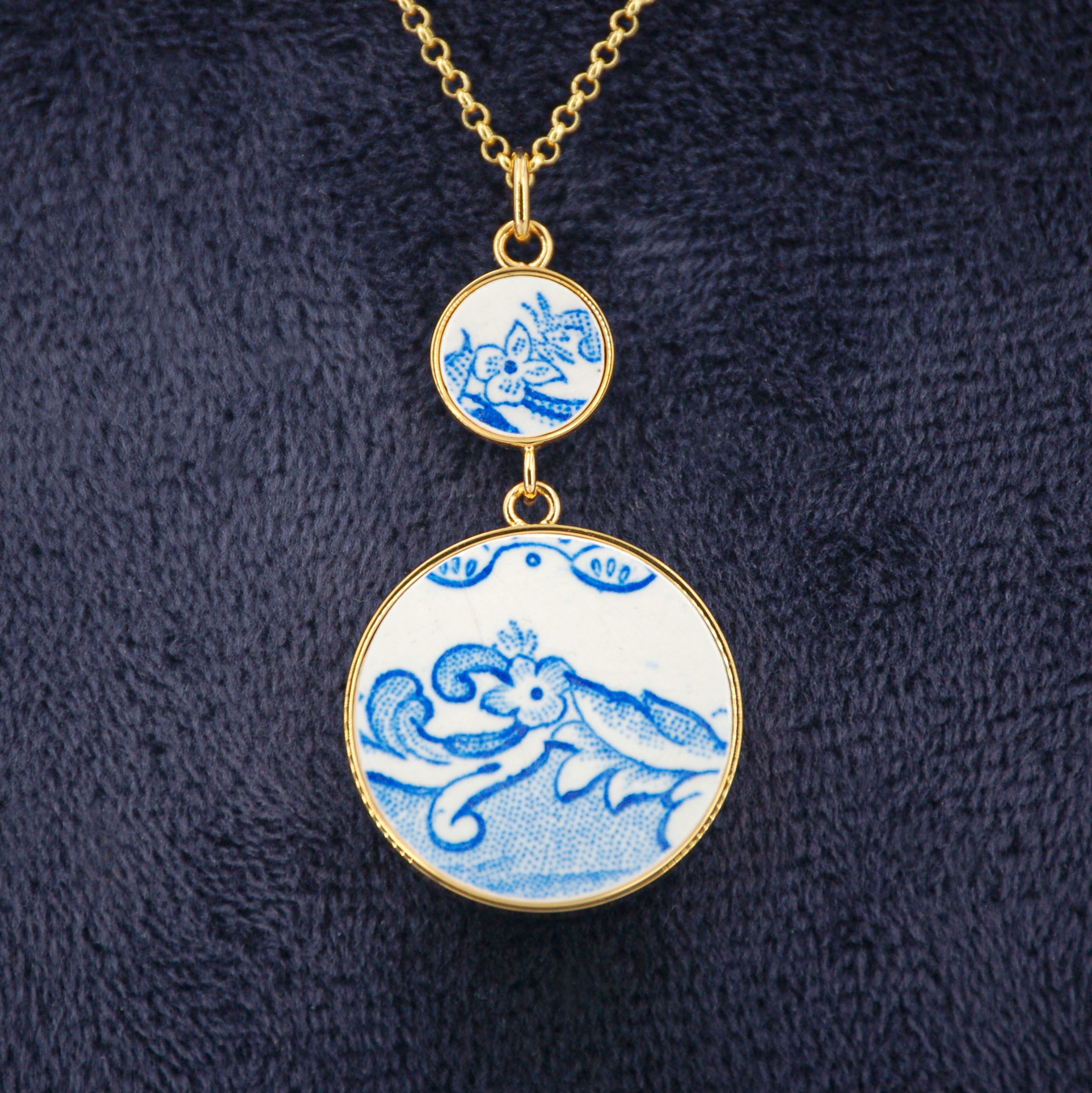 Pendentif "Fleurs et volutes bleues"
