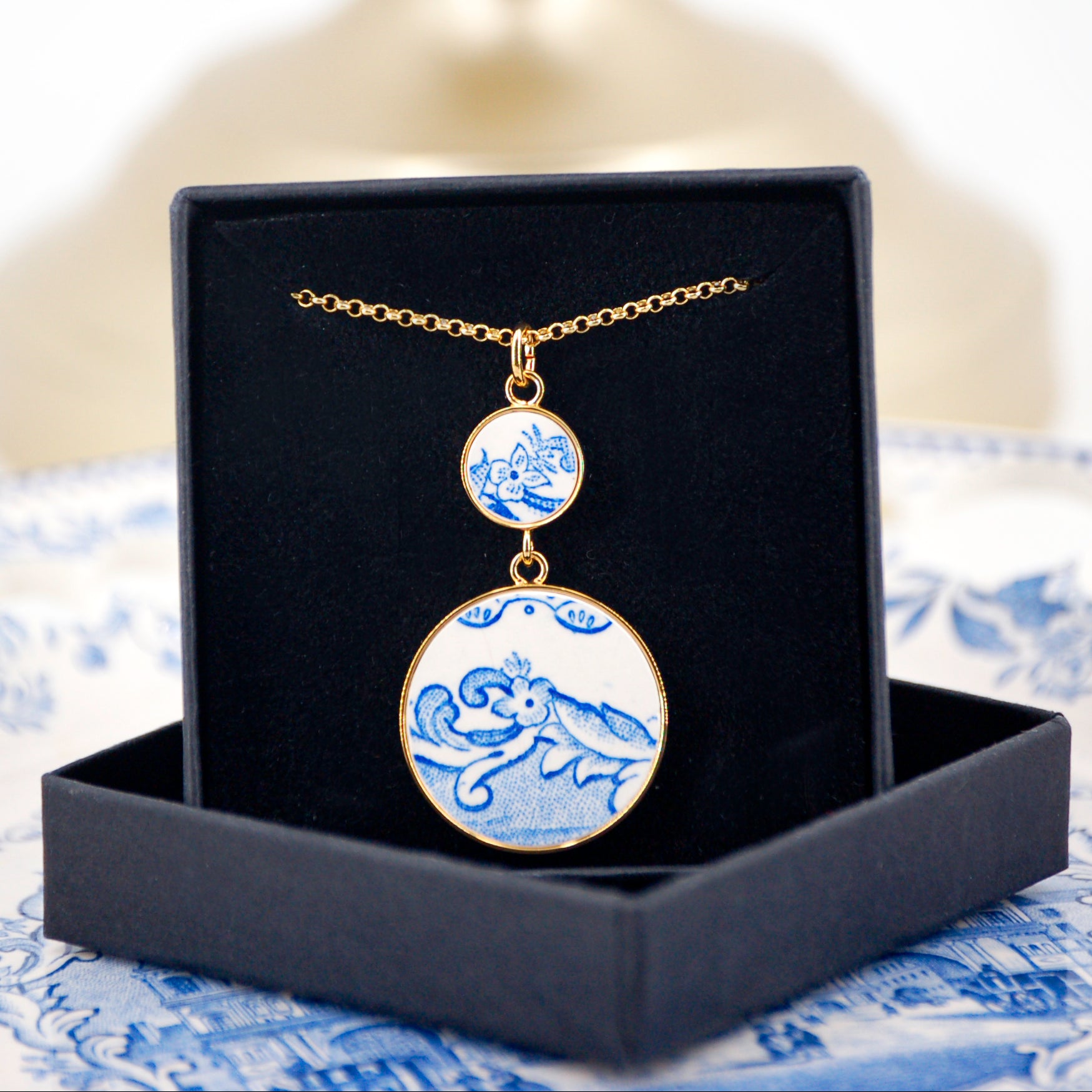 Pendentif "Fleurs et volutes bleues"