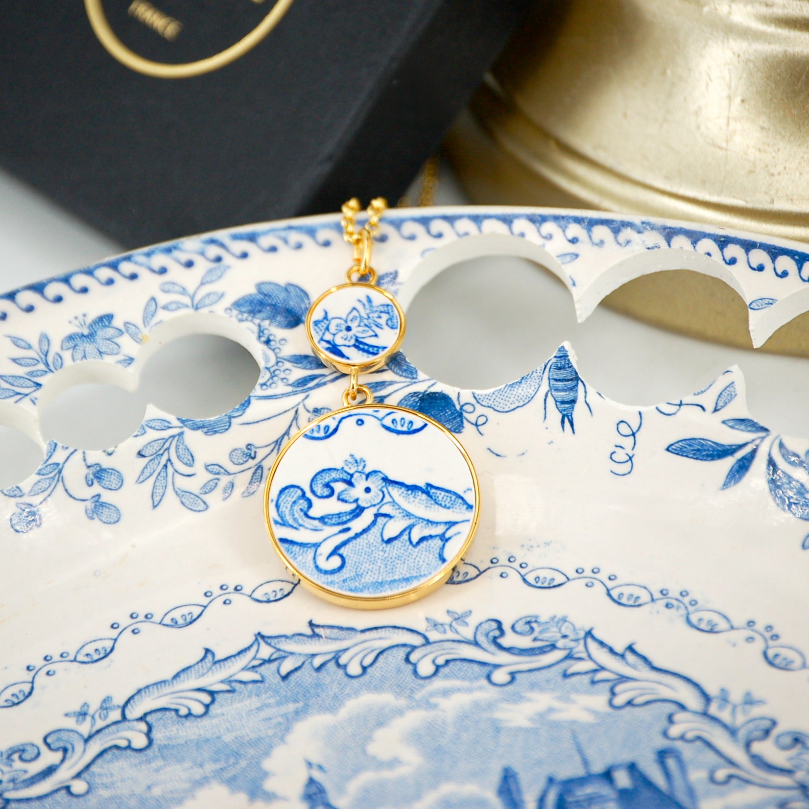 Pendentif "Fleurs et volutes bleues"