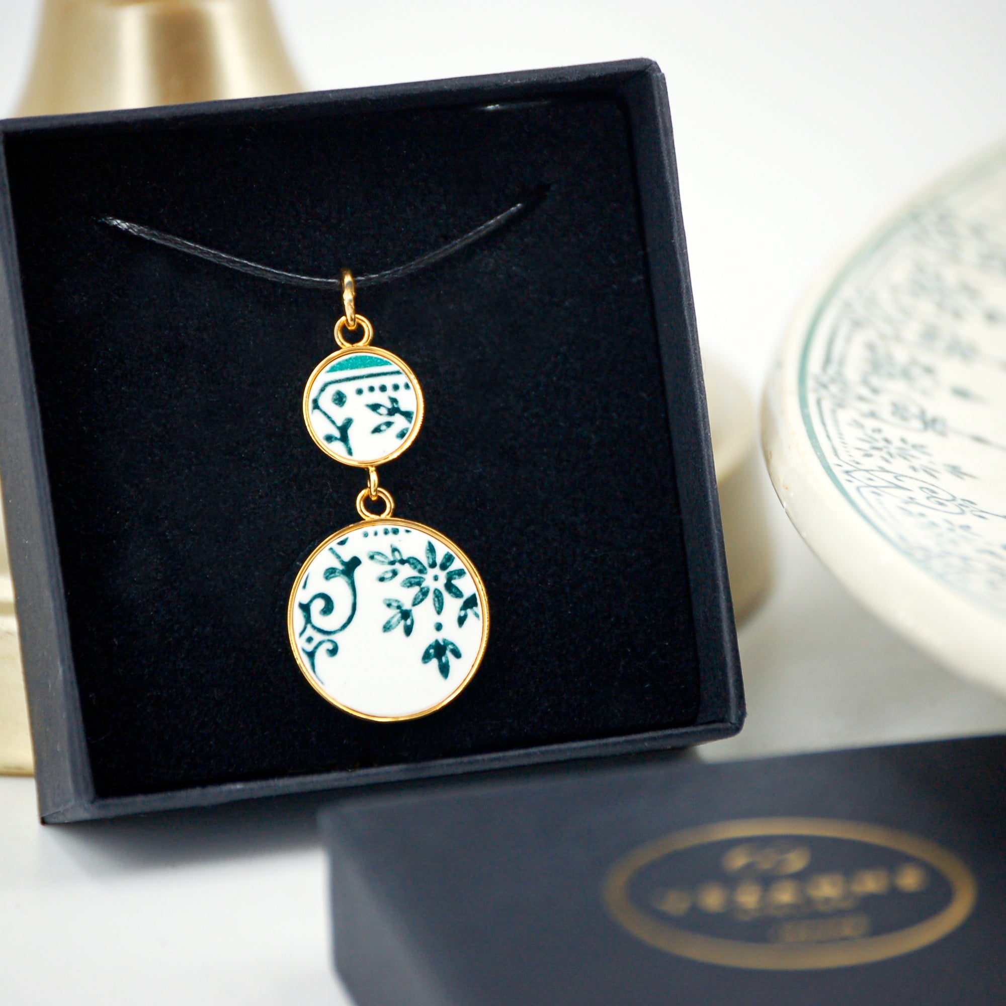 Pendentif "Fleurs et arabesques vertes", finition or