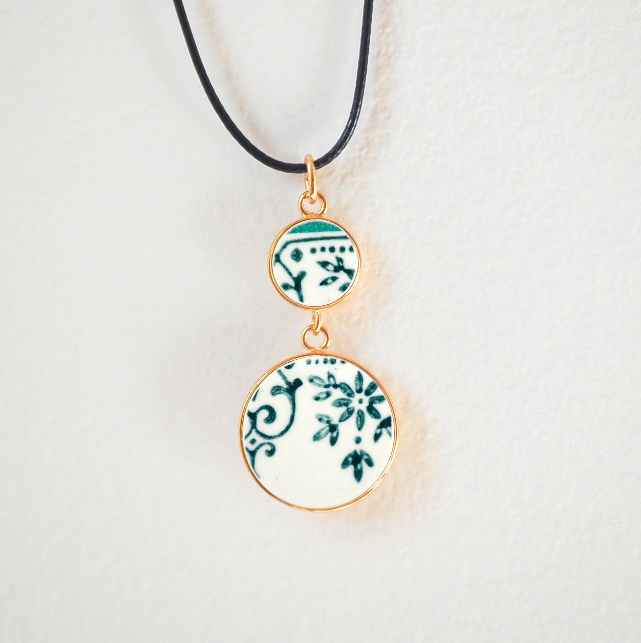 Pendentif "Fleurs et arabesques vertes", finition or