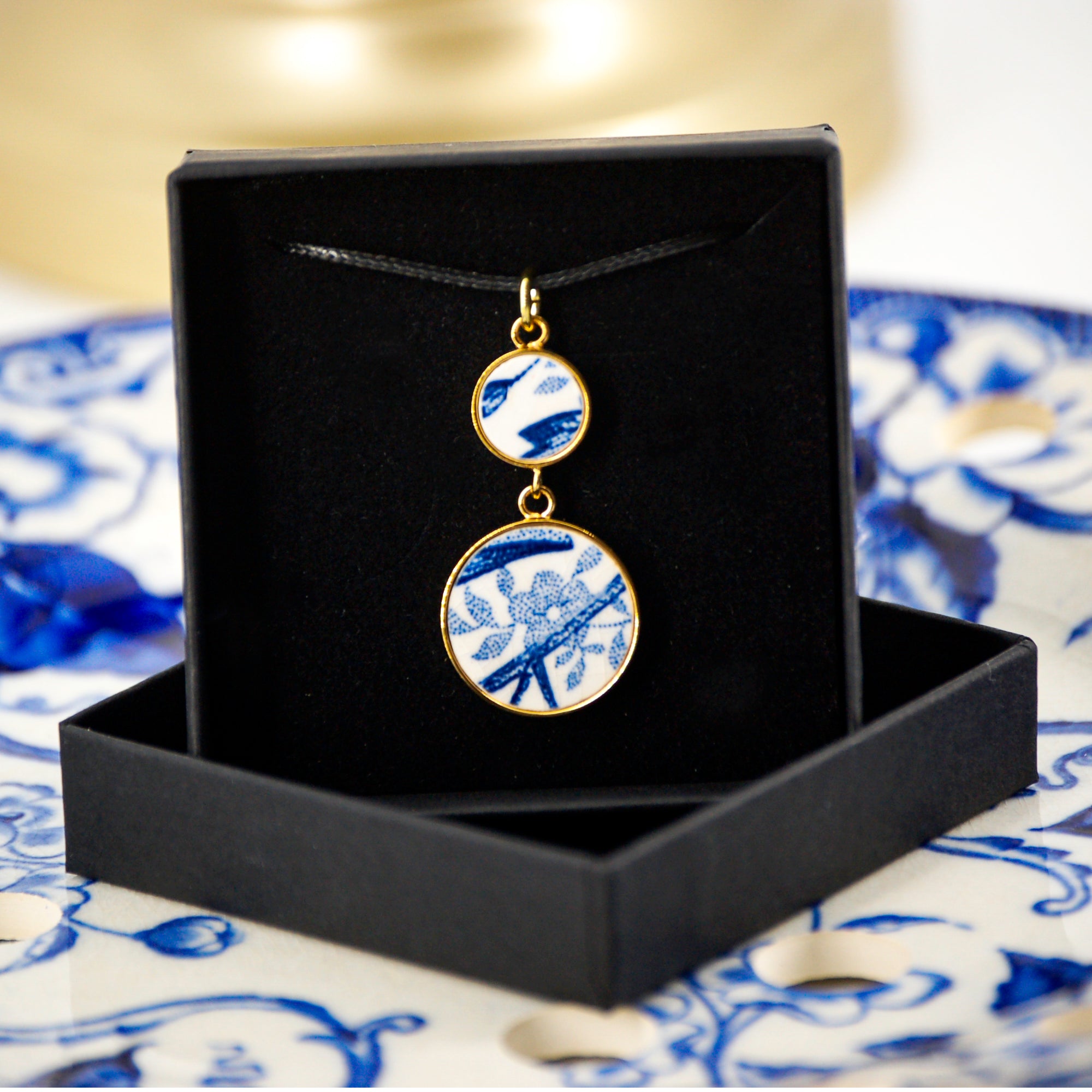 Pendentif "Feuillage et fleur bleus", finition or