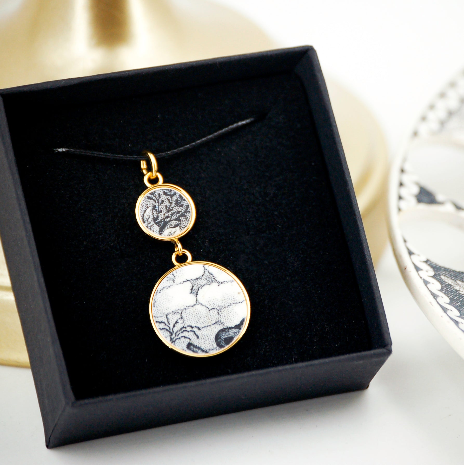 Pendentif "Entre réalisme et abstraction en noir et blanc", finition or