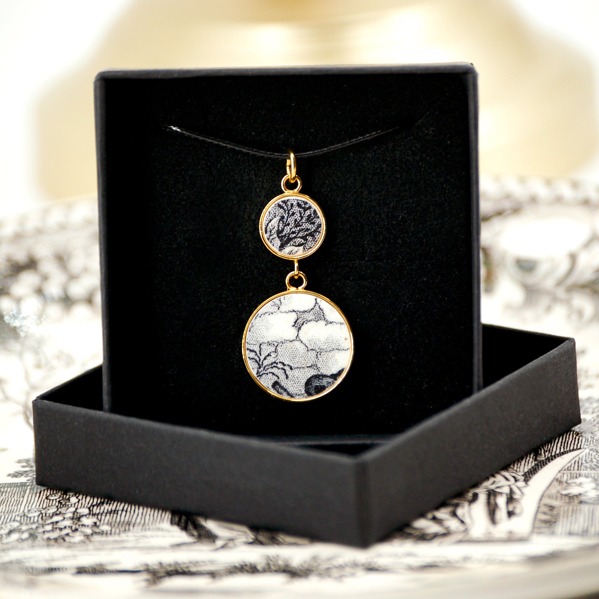 Pendentif "Entre réalisme et abstraction en noir et blanc", finition or