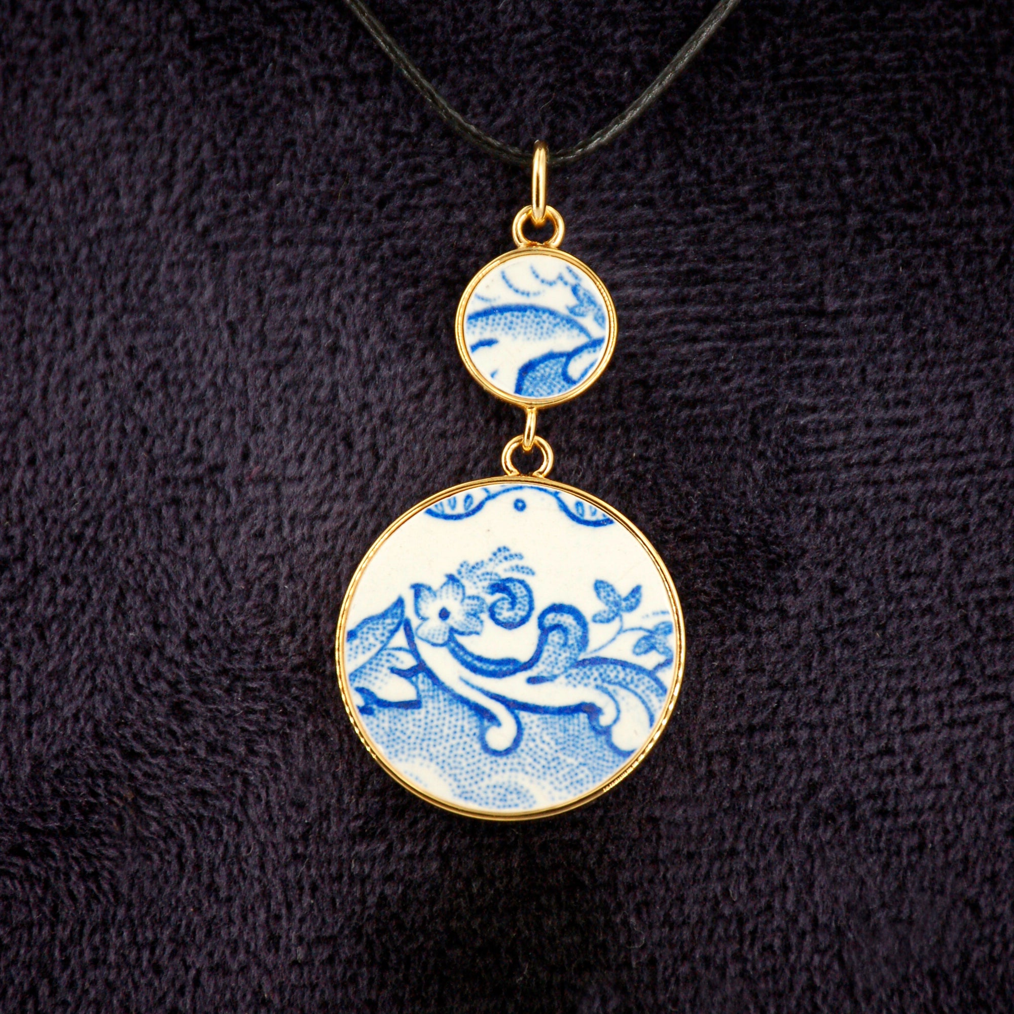 Pendentif "Fleurs et volutes bleues", finition or