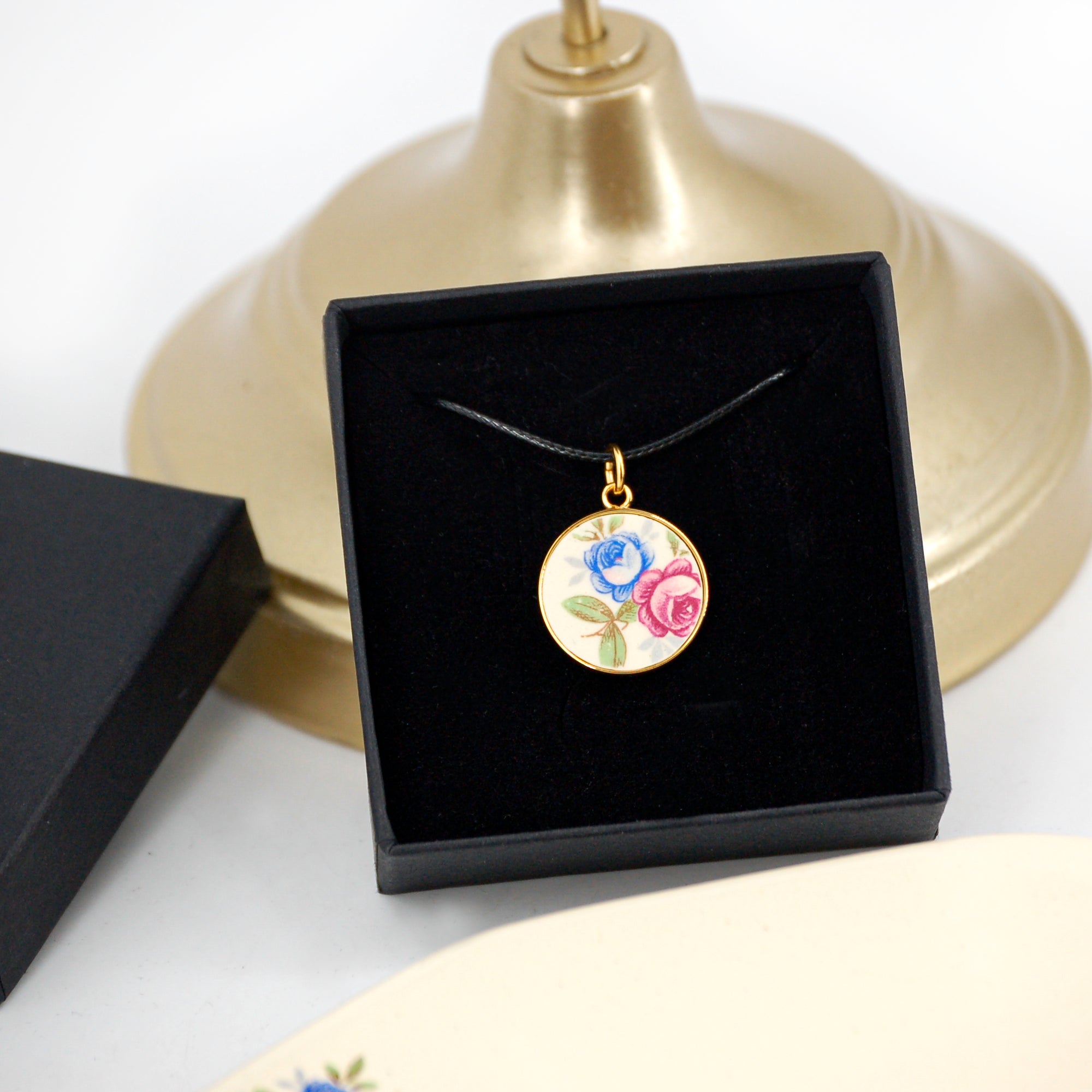 Pendentif "Bouquet de fleurs bleu et rose", finition or