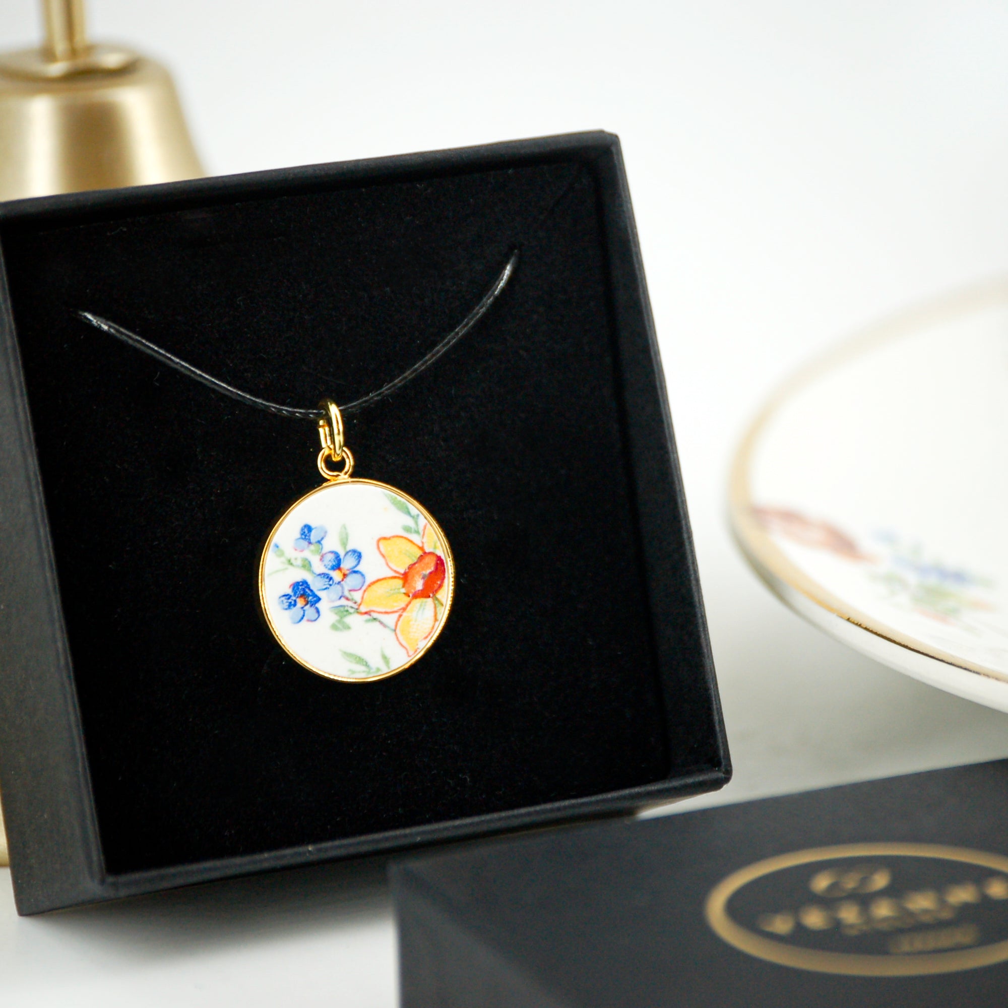 Pendentif "Bouquet de fleurs bleu et jaune", finition or