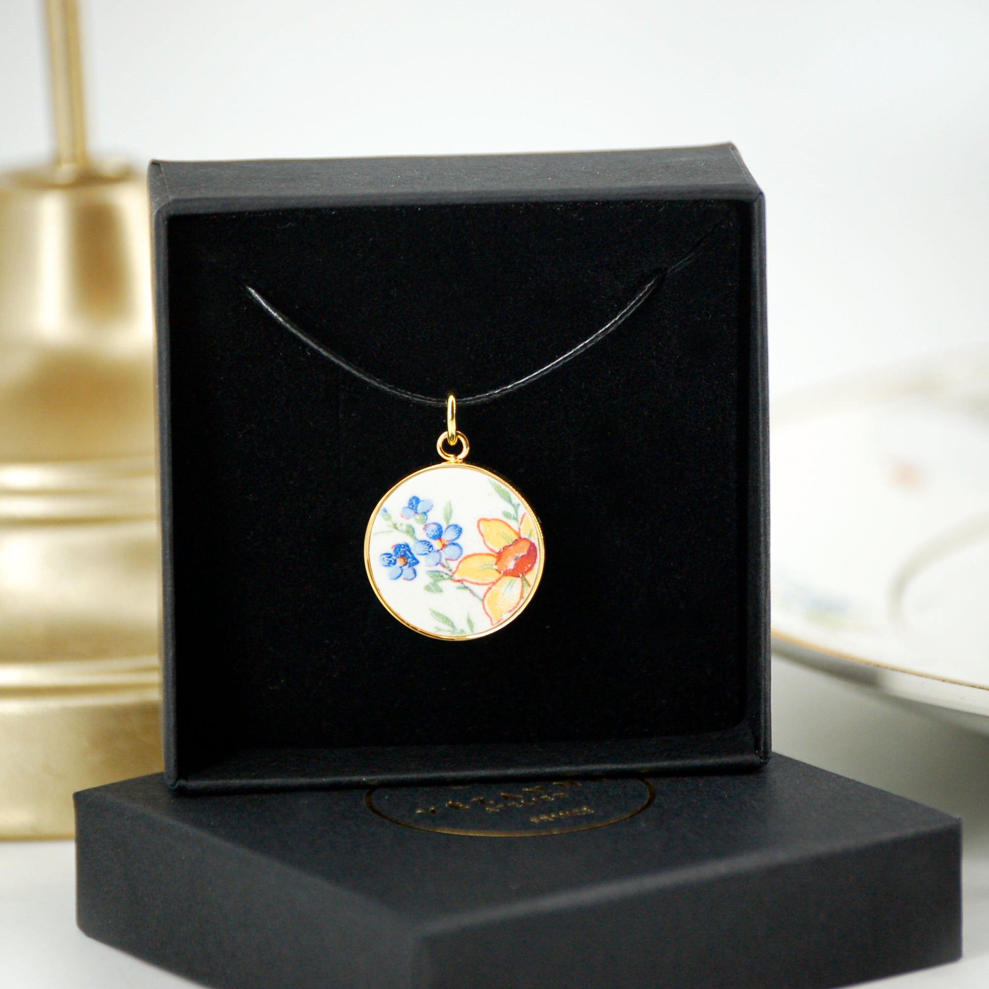 Pendentif "Bouquet de fleurs bleu et jaune", finition or