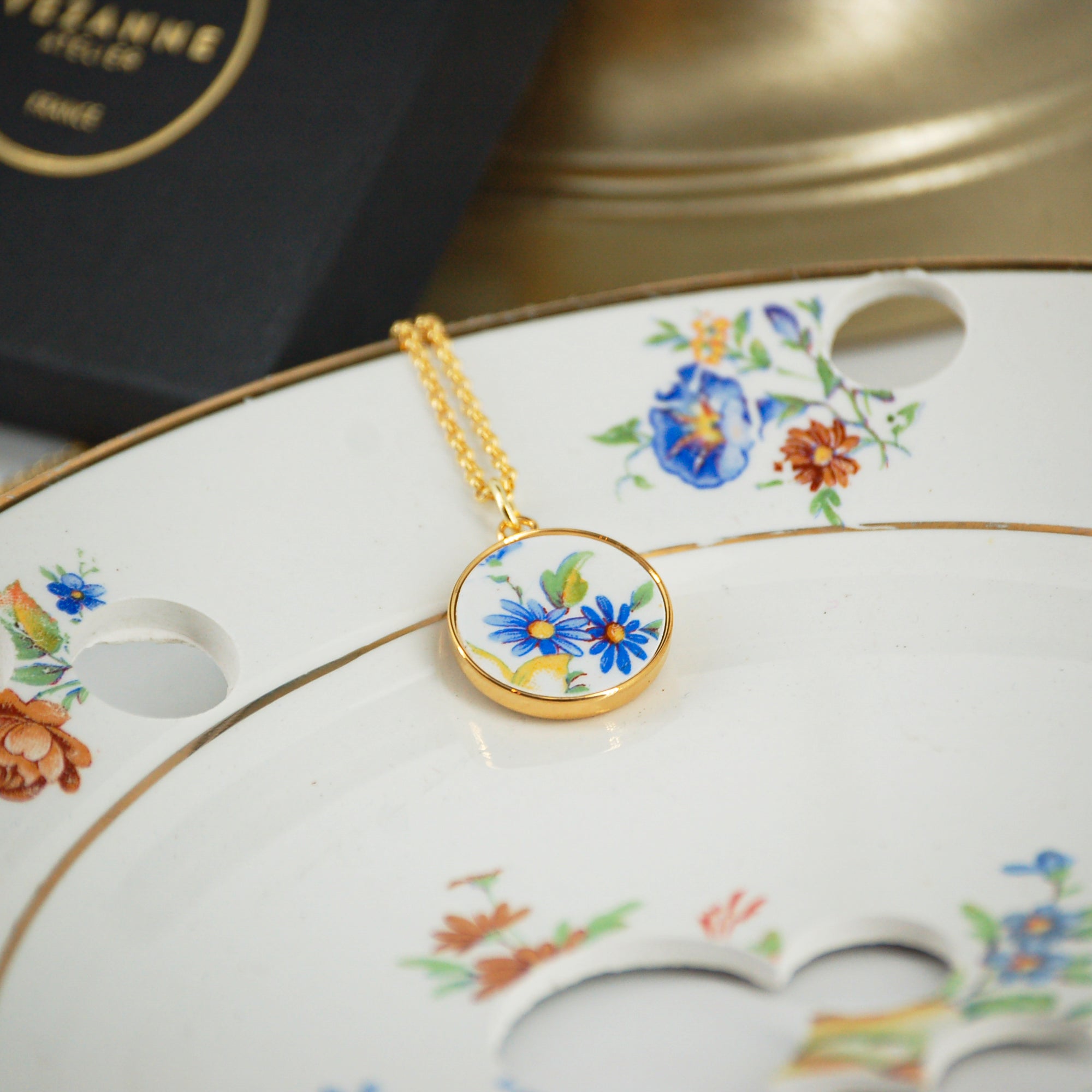 Pendentif "Petites fleurs bleues", finition or