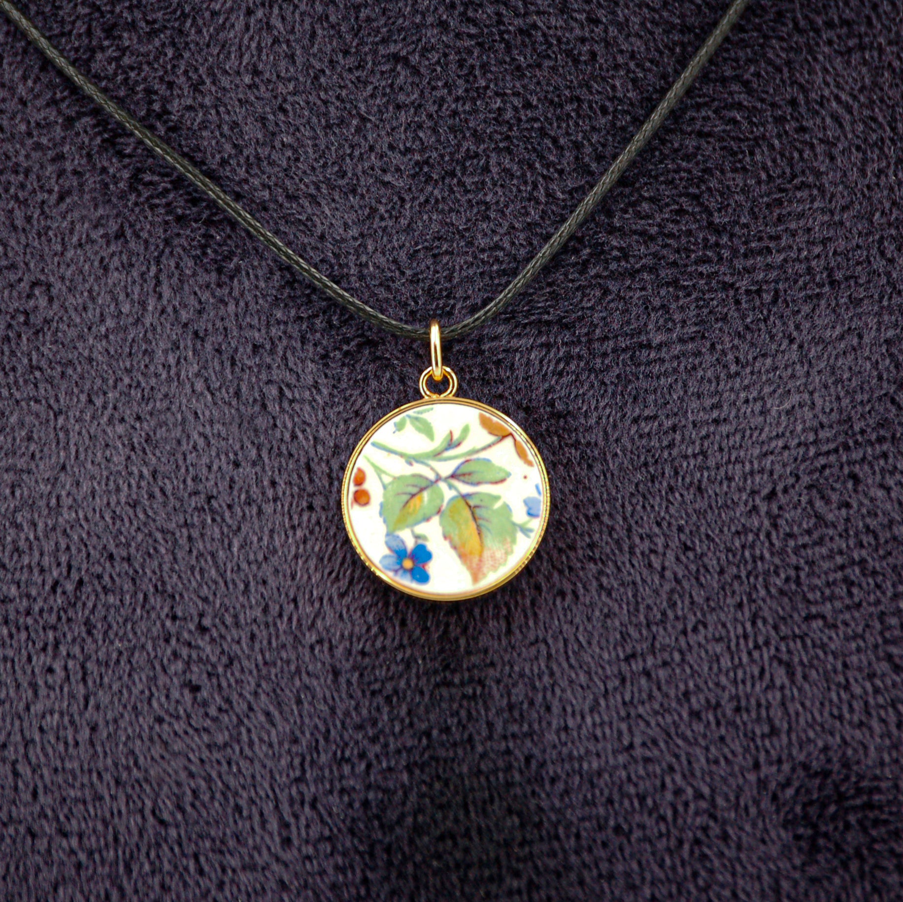 Pendentif "Feuilles vertes et petite fleur bleue"