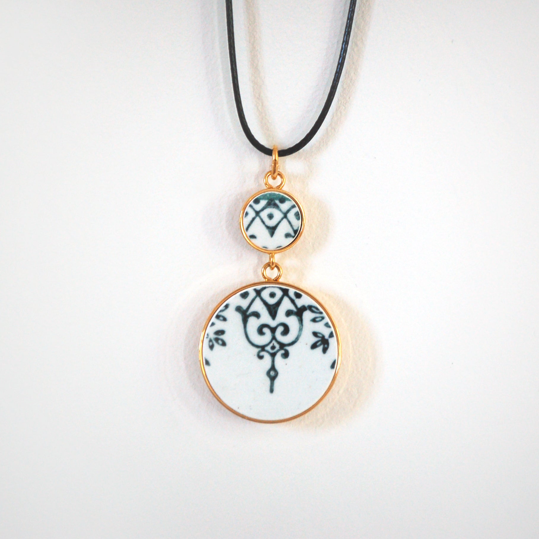 Pendentif "Fleurs et arabesques vertes", finition or