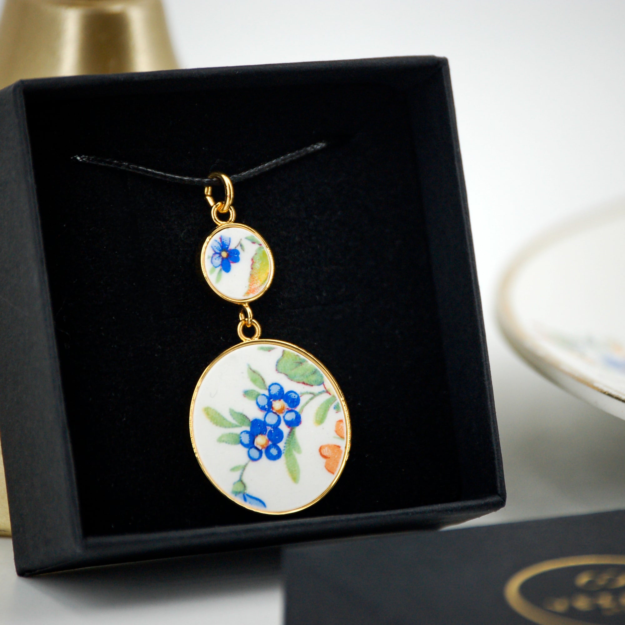 Pendentif "Petites fleurs bleues", finition or