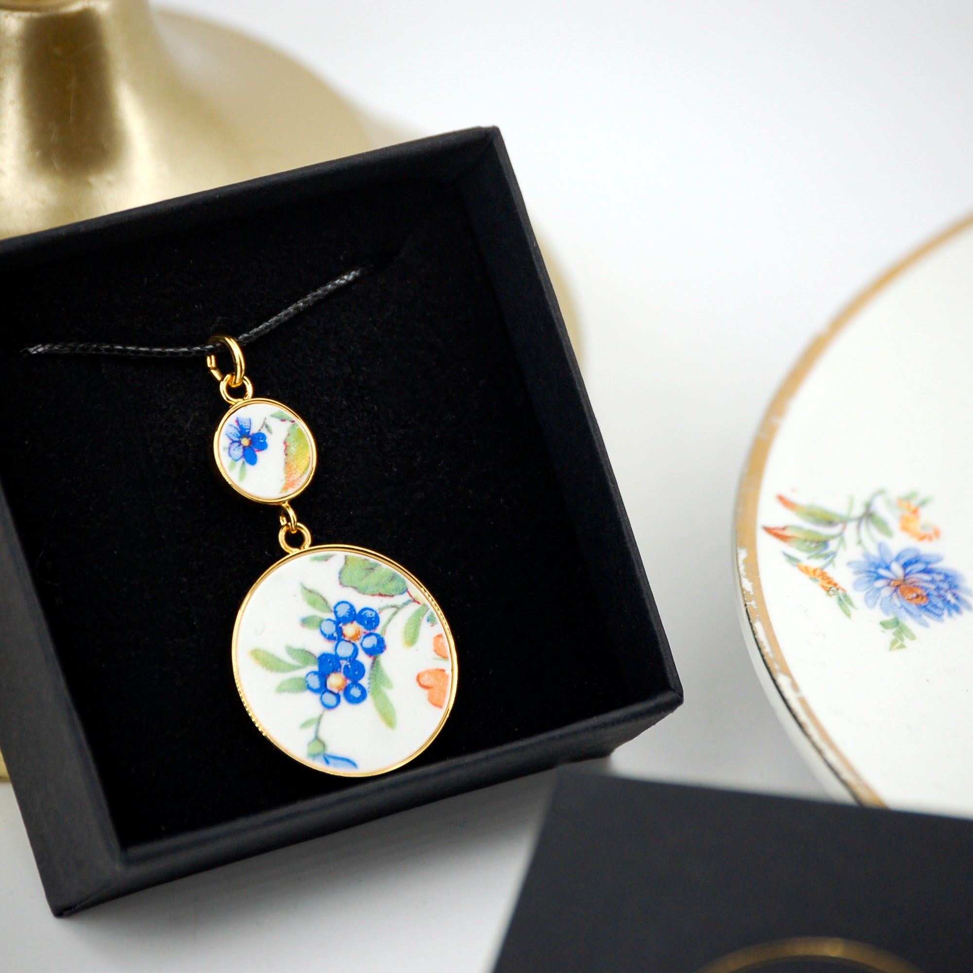 Pendentif "Petites fleurs bleues", finition or
