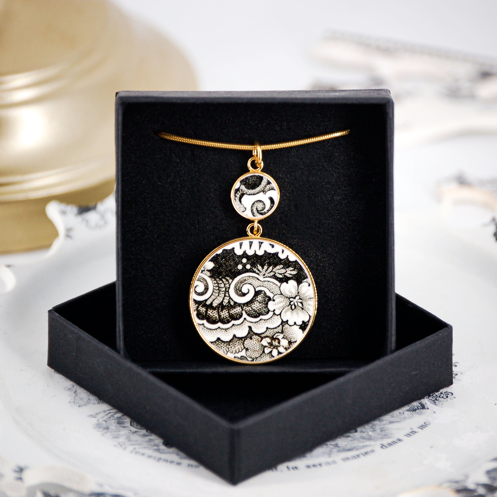 Pendentif "Composition rocaille", finition or