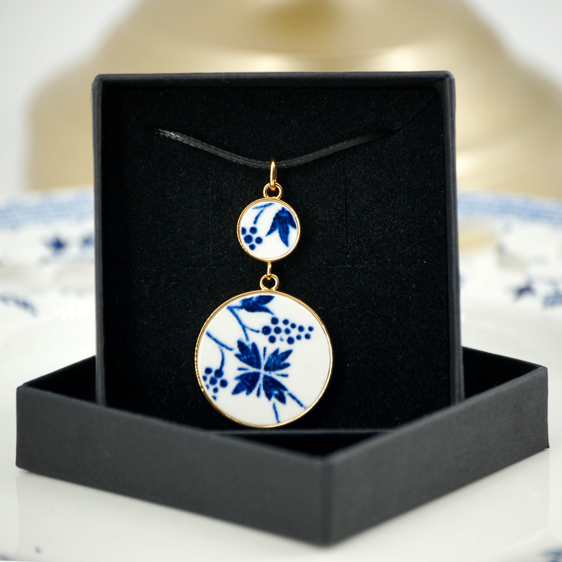 Pendentif "Fleur et grappes bleues", finition or