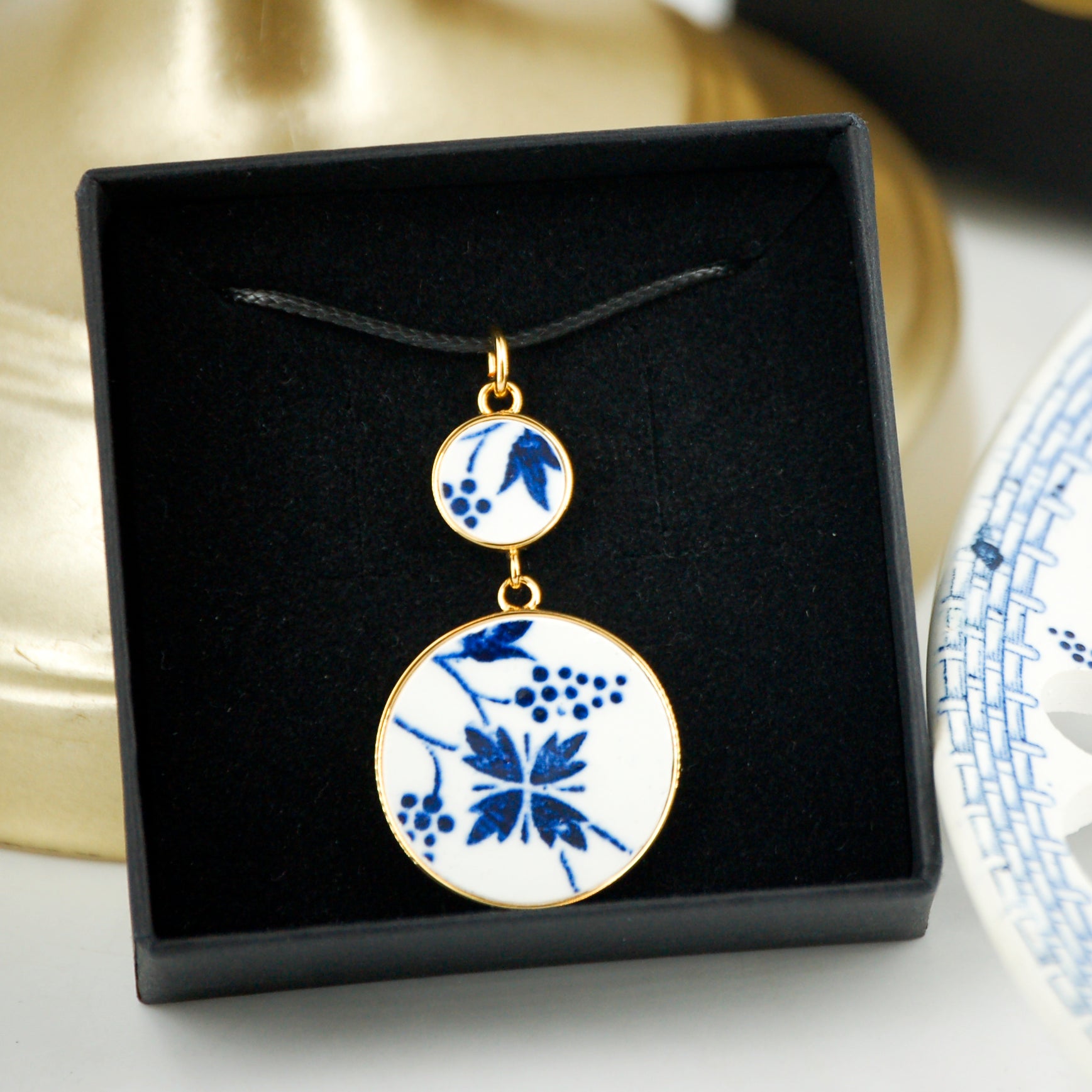 Pendentif "Fleur et grappes bleues", finition or