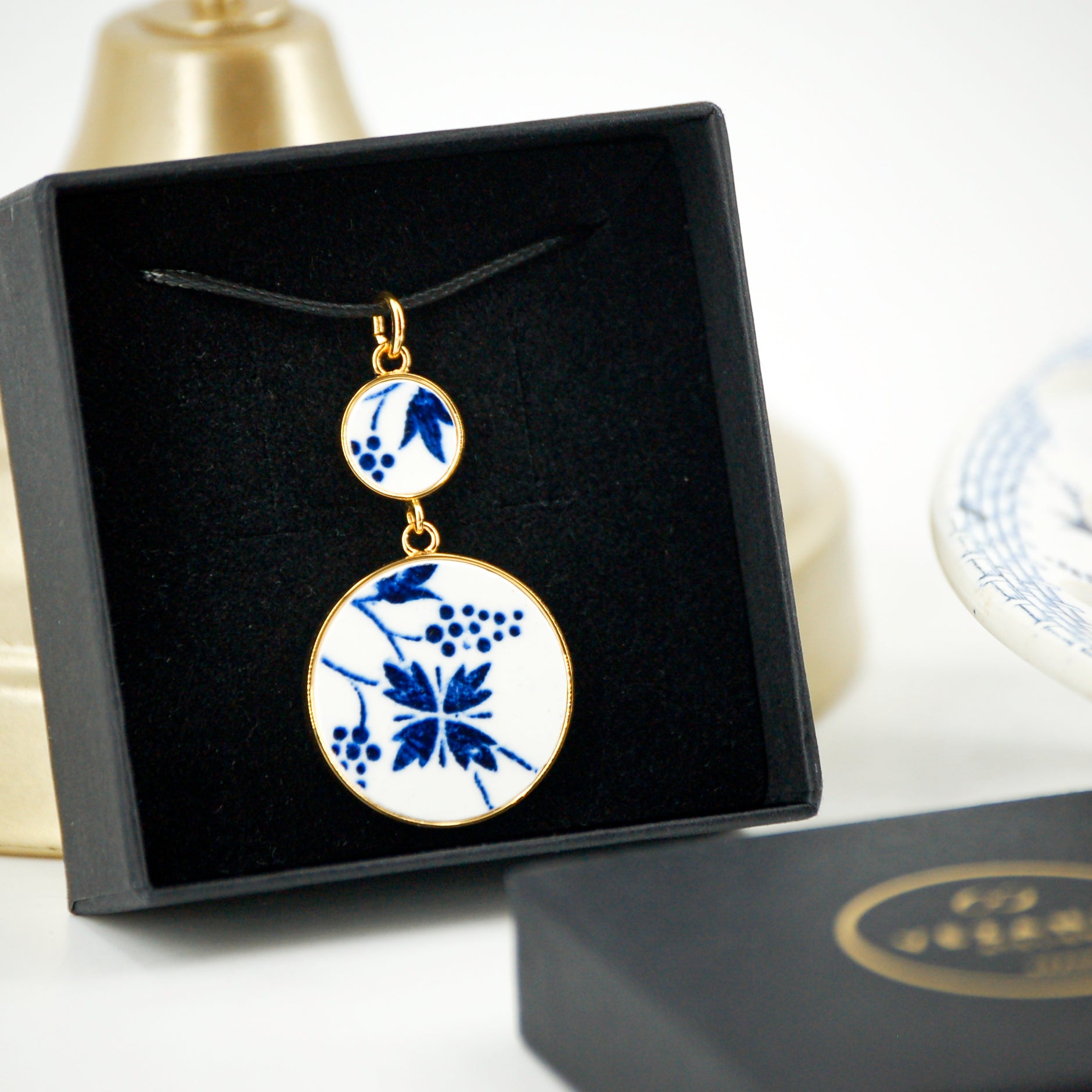 Pendentif "Fleur et grappes bleues", finition or