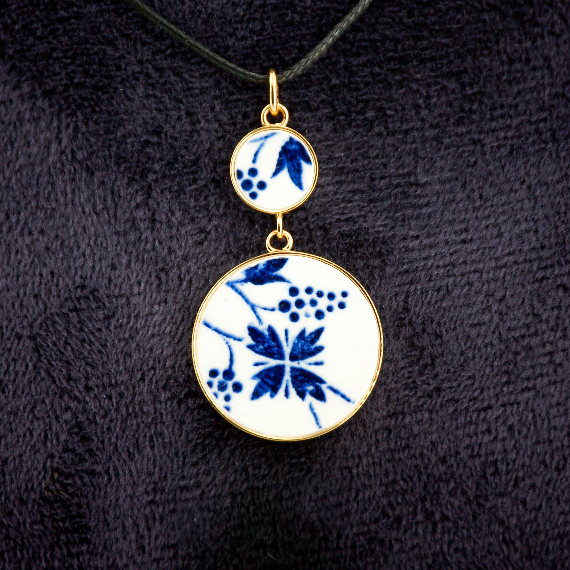 Pendentif "Fleur et grappes bleues", finition or