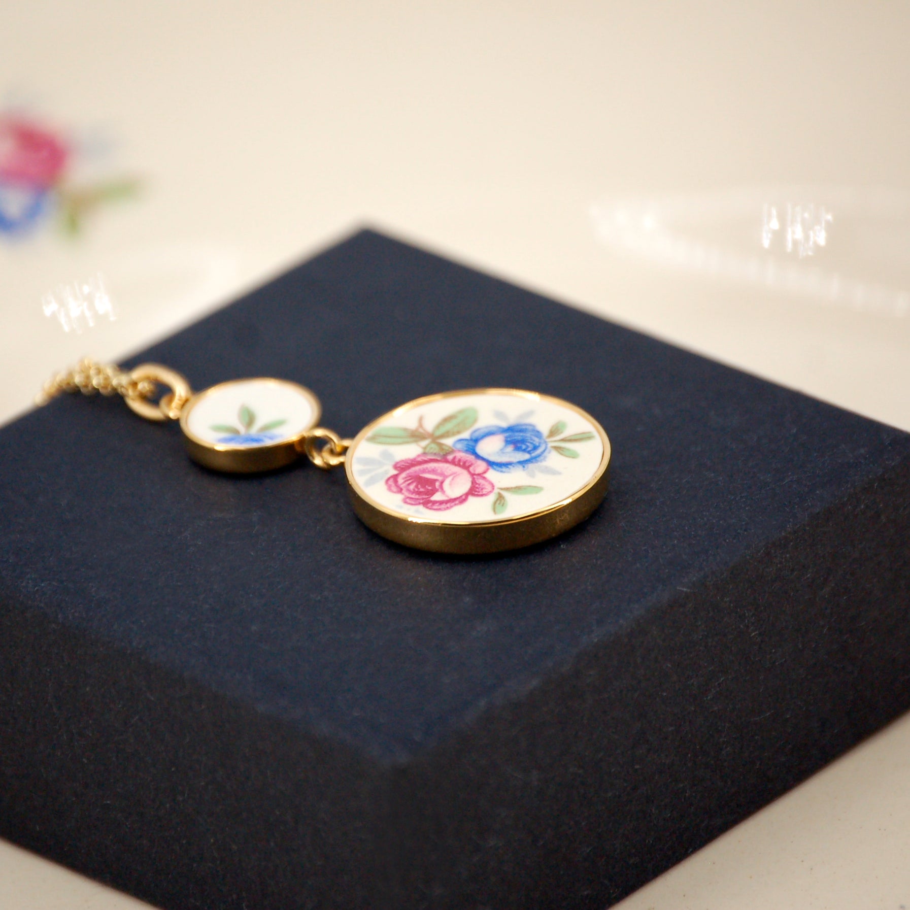 Pendentif "Bouquet de fleurs bleu et rose"