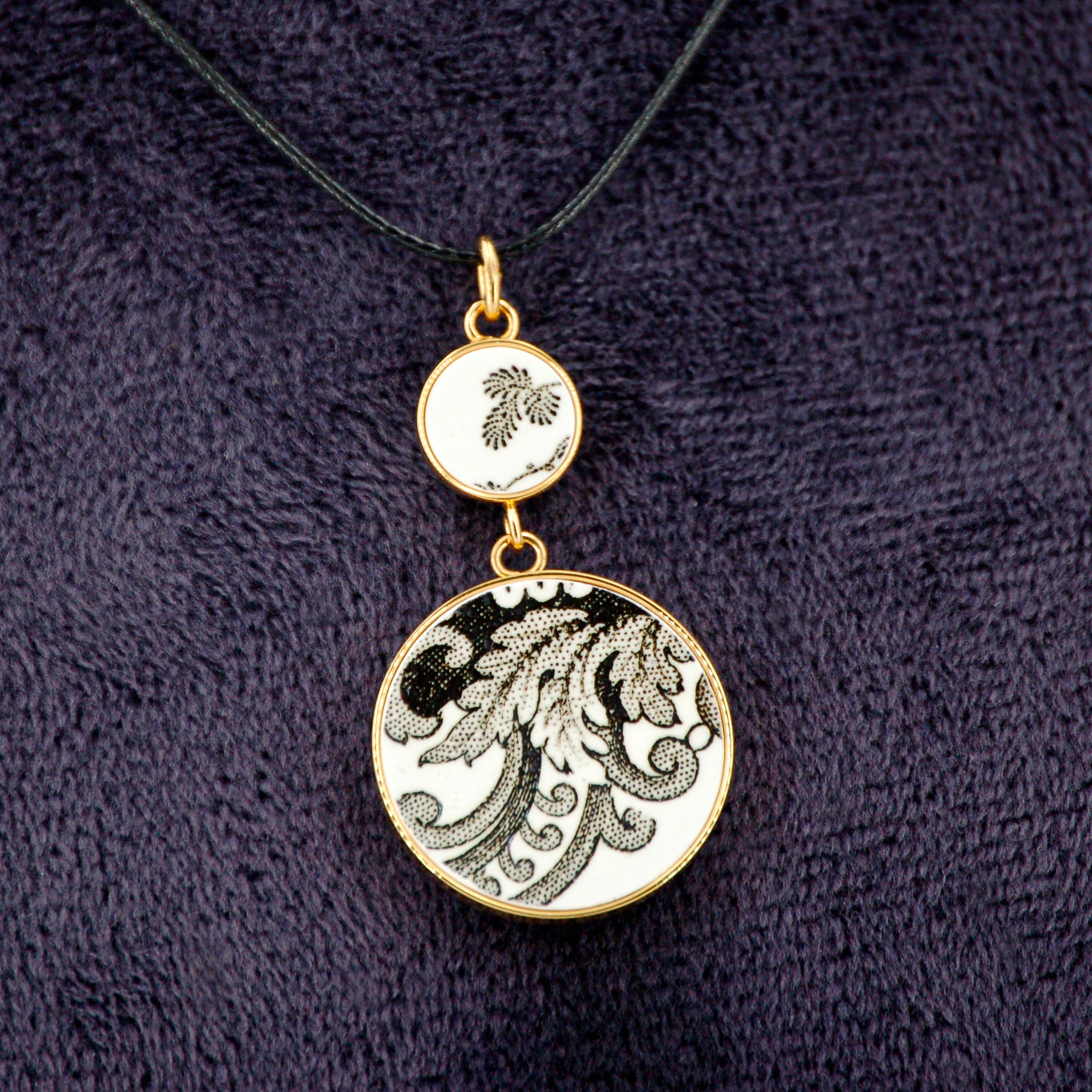 Pendentif "Volutes en noir et blanc"