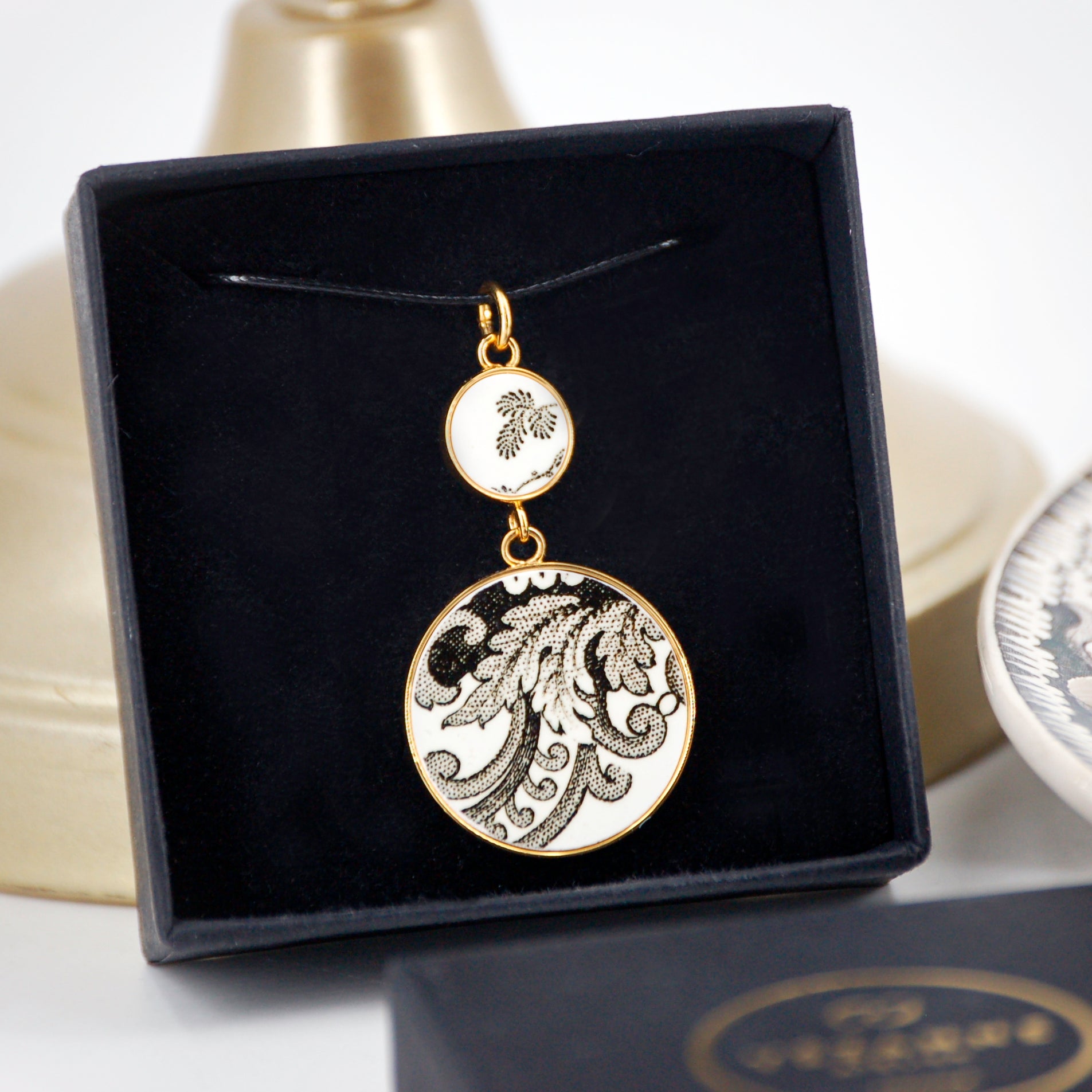 Pendentif "Volutes en noir et blanc"