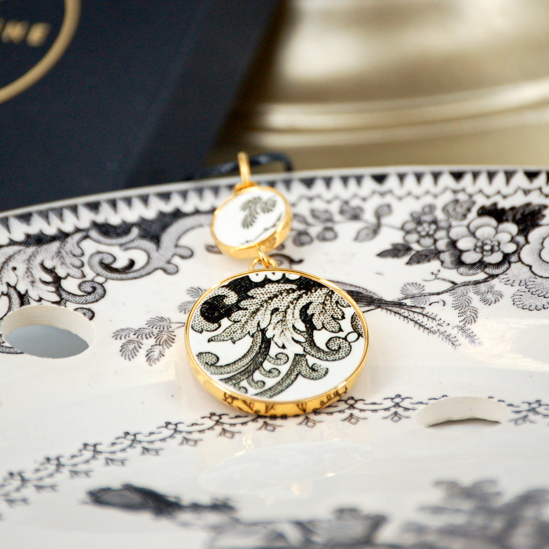 Pendentif "Volutes en noir et blanc"