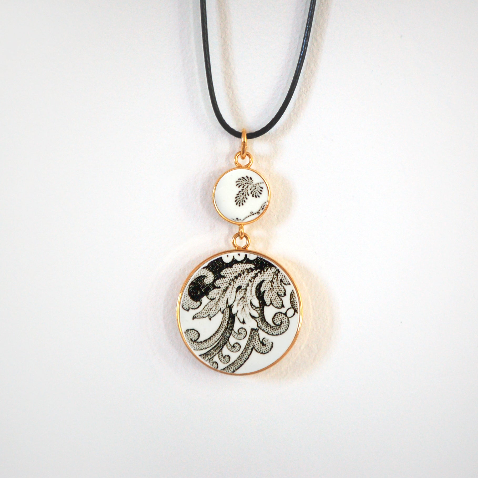 Pendentif "Volutes en noir et blanc"