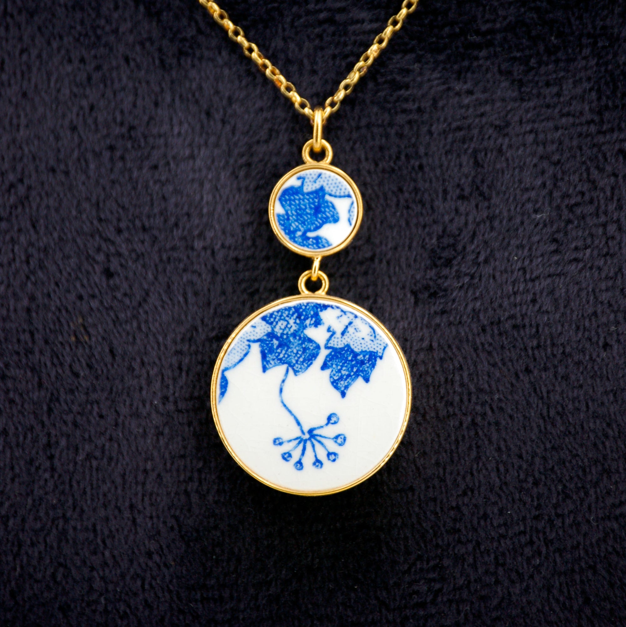 Pendentif "Fleur bleue et son feuillage", finition or