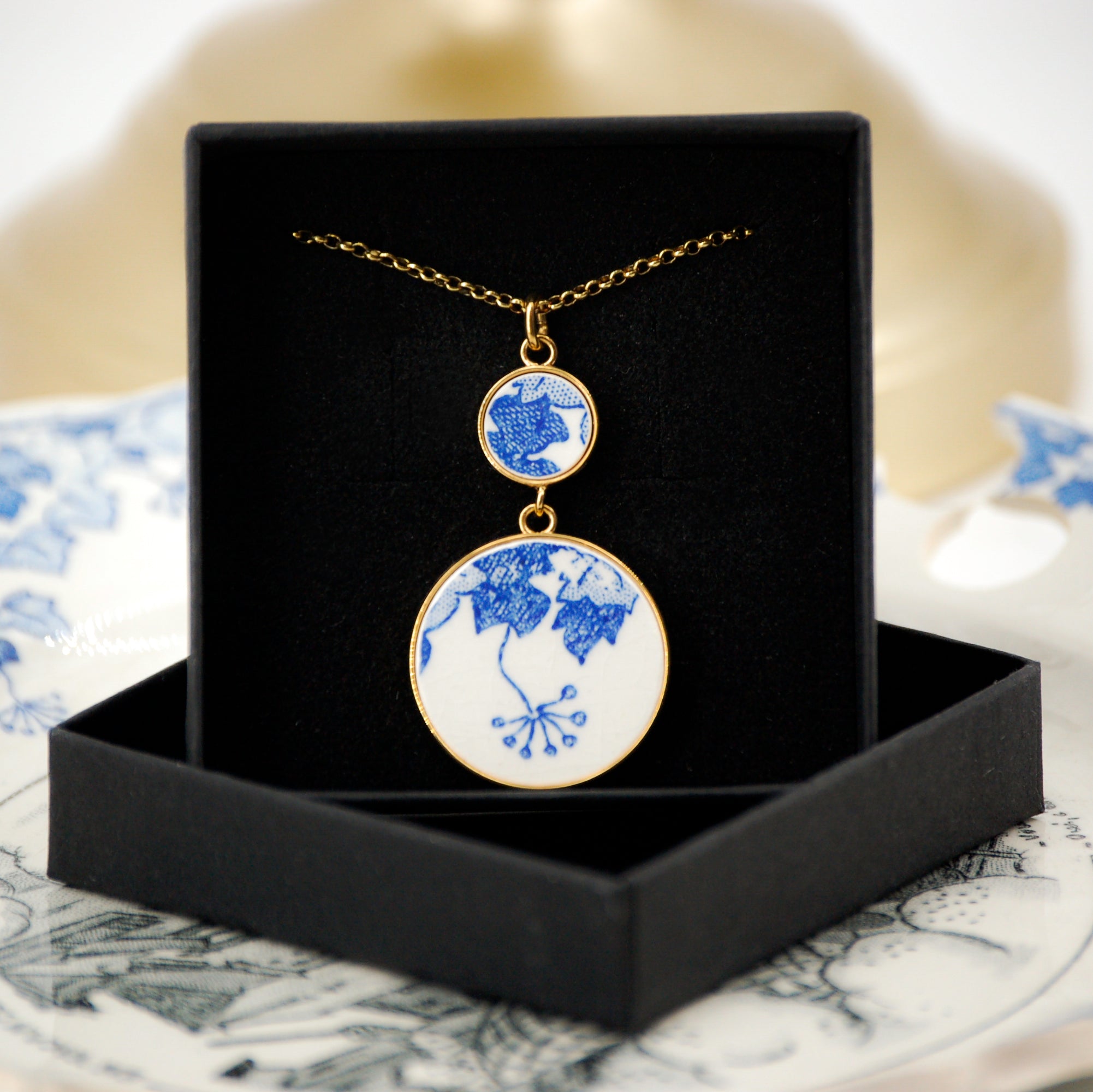 Pendentif "Fleur bleue et son feuillage", finition or