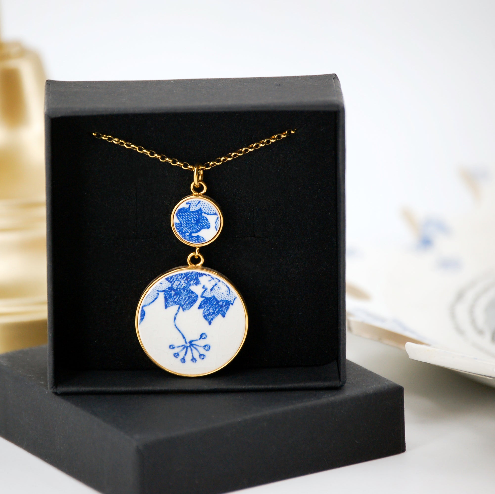 Pendentif "Fleur bleue et son feuillage", finition or