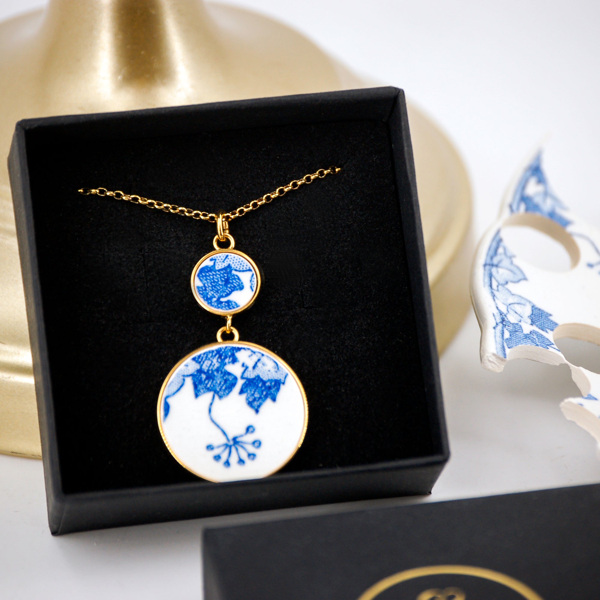 Pendentif "Fleur bleue et son feuillage", finition or