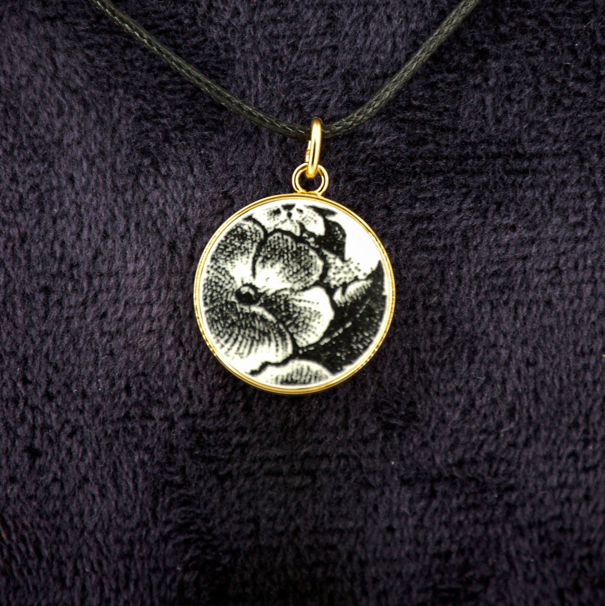 Pendentif "La fleur en noir et blanc", finition or